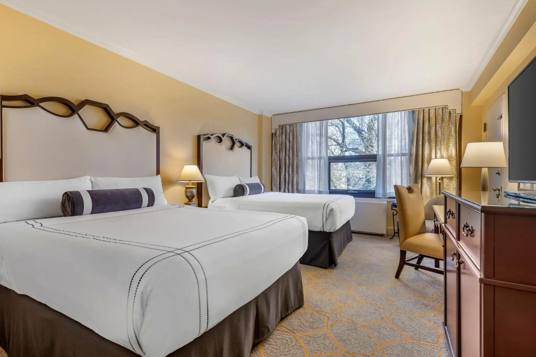 Photo of the whole room, Bed in Omni Shoreham Hotel