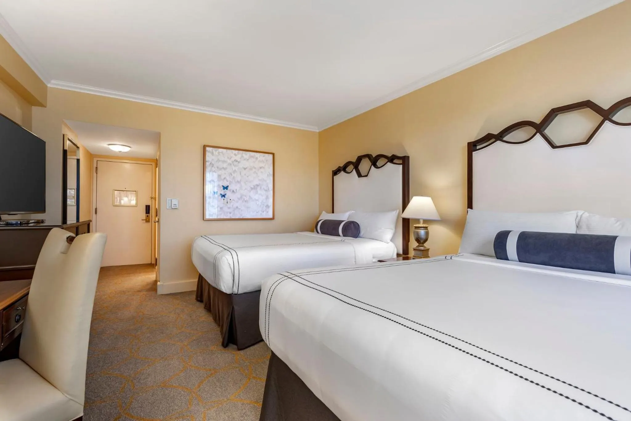 Photo of the whole room, Bed in Omni Shoreham Hotel