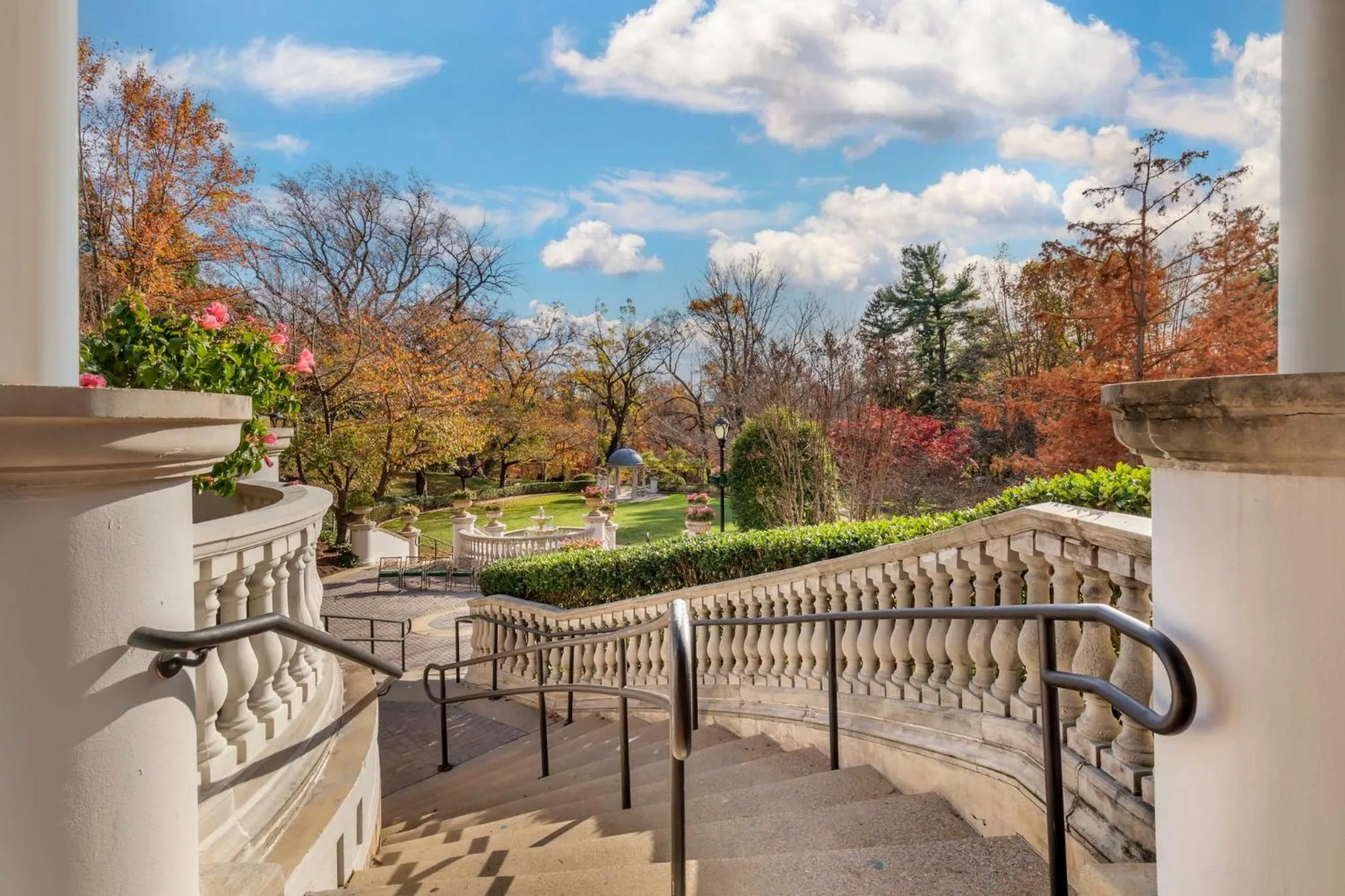 Garden in Omni Shoreham Hotel