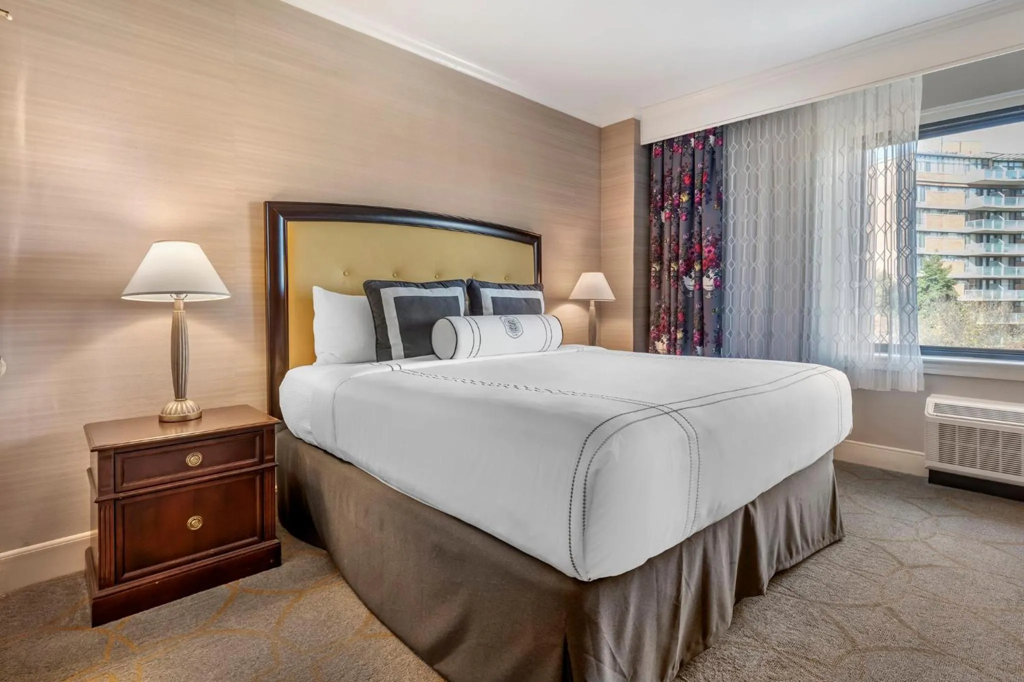 Photo of the whole room, Bed in Omni Shoreham Hotel