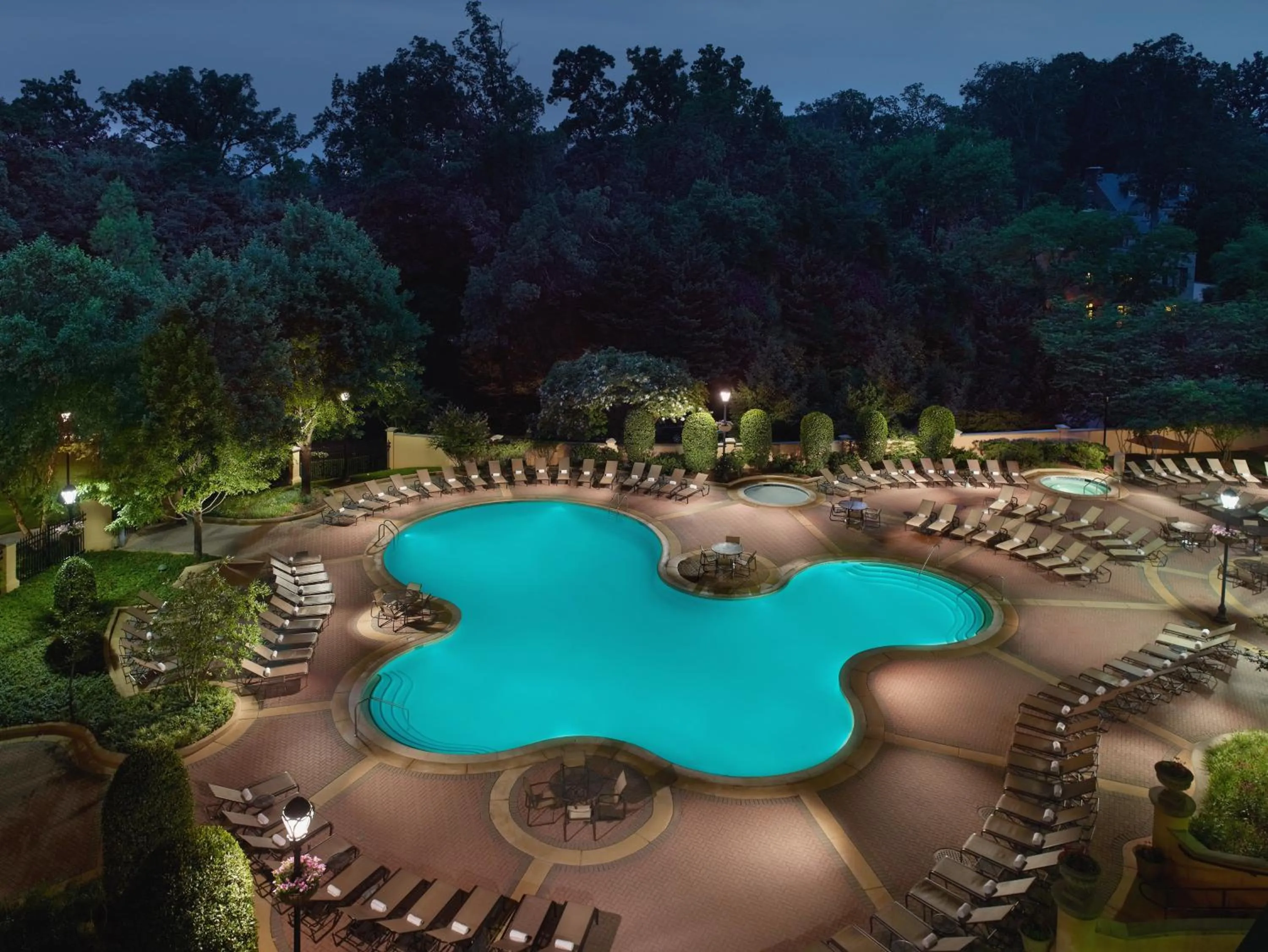 Swimming pool in Omni Shoreham Hotel