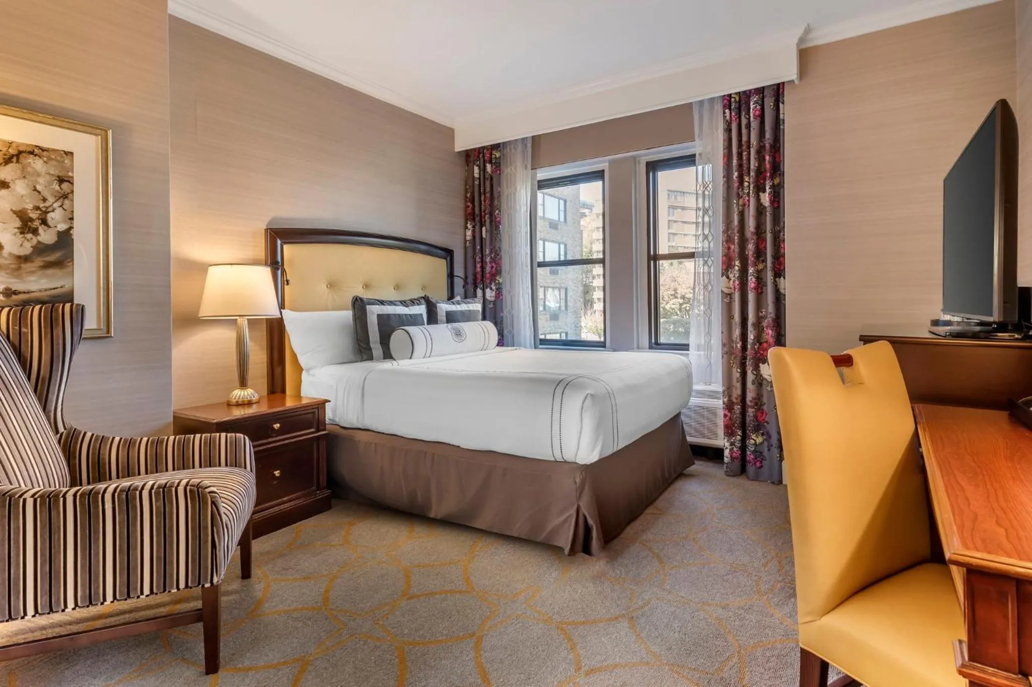 Photo of the whole room, Bed in Omni Shoreham Hotel