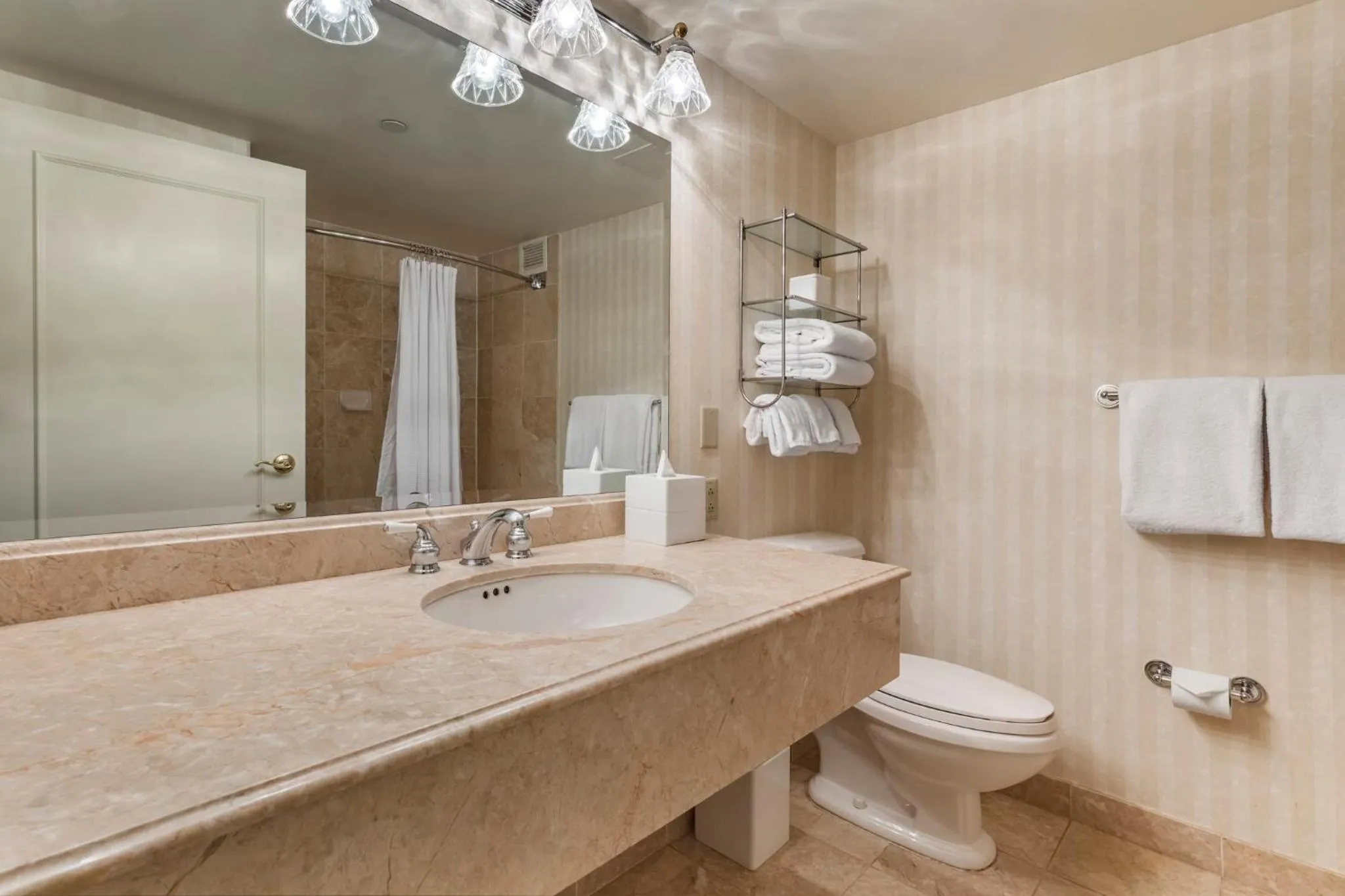 Photo of the whole room in Omni Shoreham Hotel