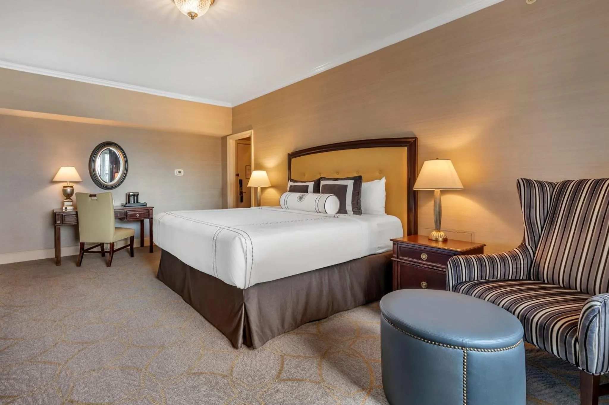 Photo of the whole room, Bed in Omni Shoreham Hotel