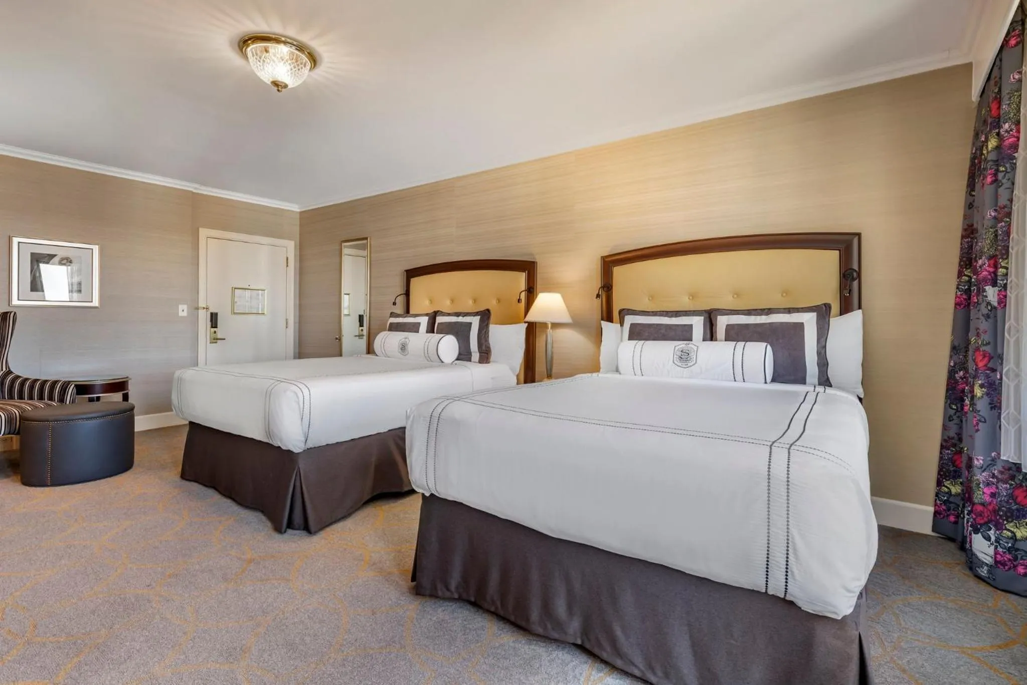 Photo of the whole room, Bed in Omni Shoreham Hotel