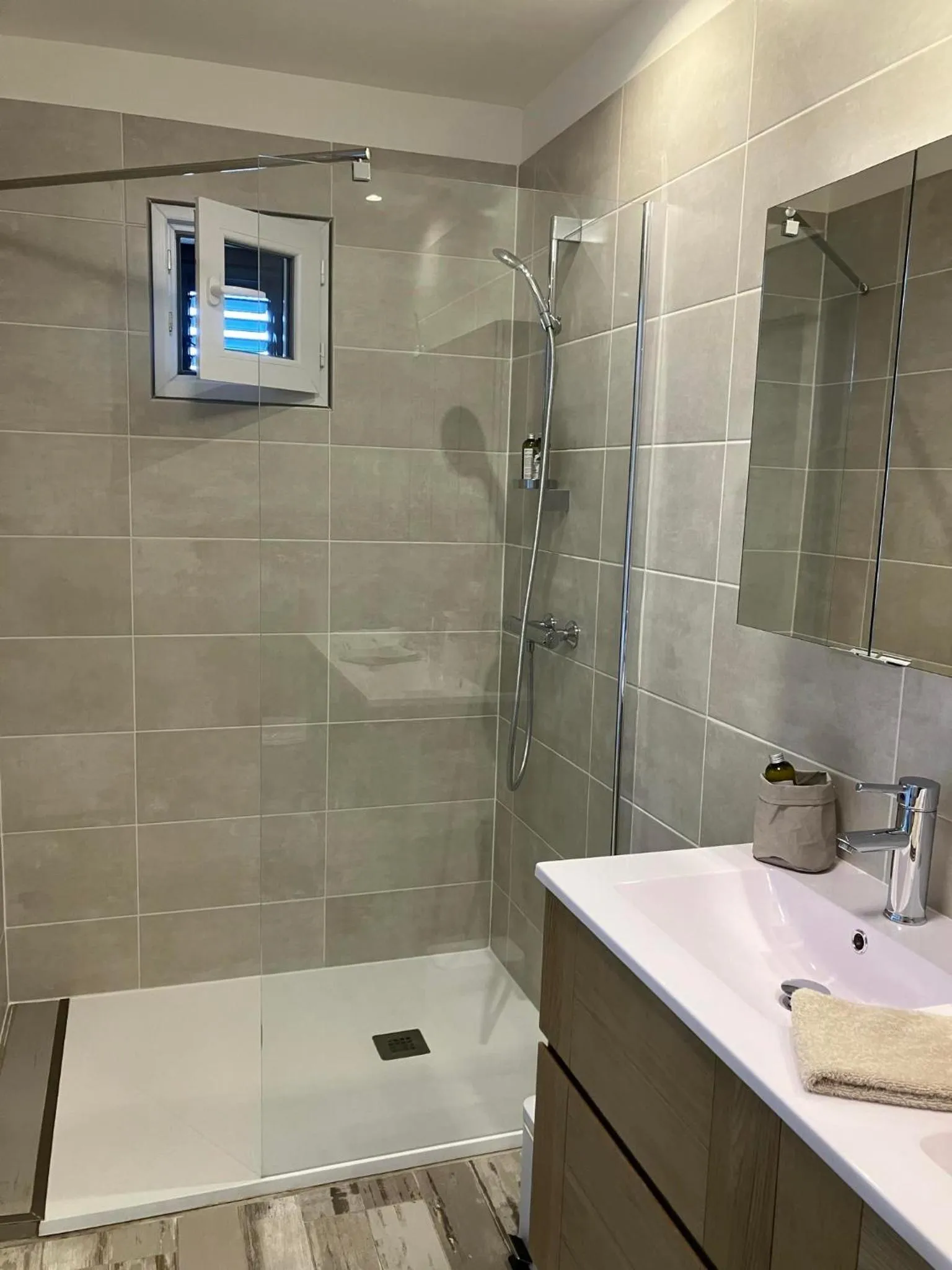 Shower in HISTOIRE D'Ô - Les Piscines - Chambres d'hôtes