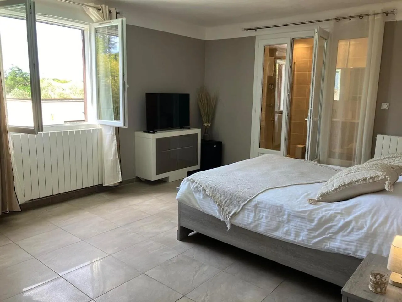 Bed in HISTOIRE D'Ô - Les Piscines - Chambres d'hôtes