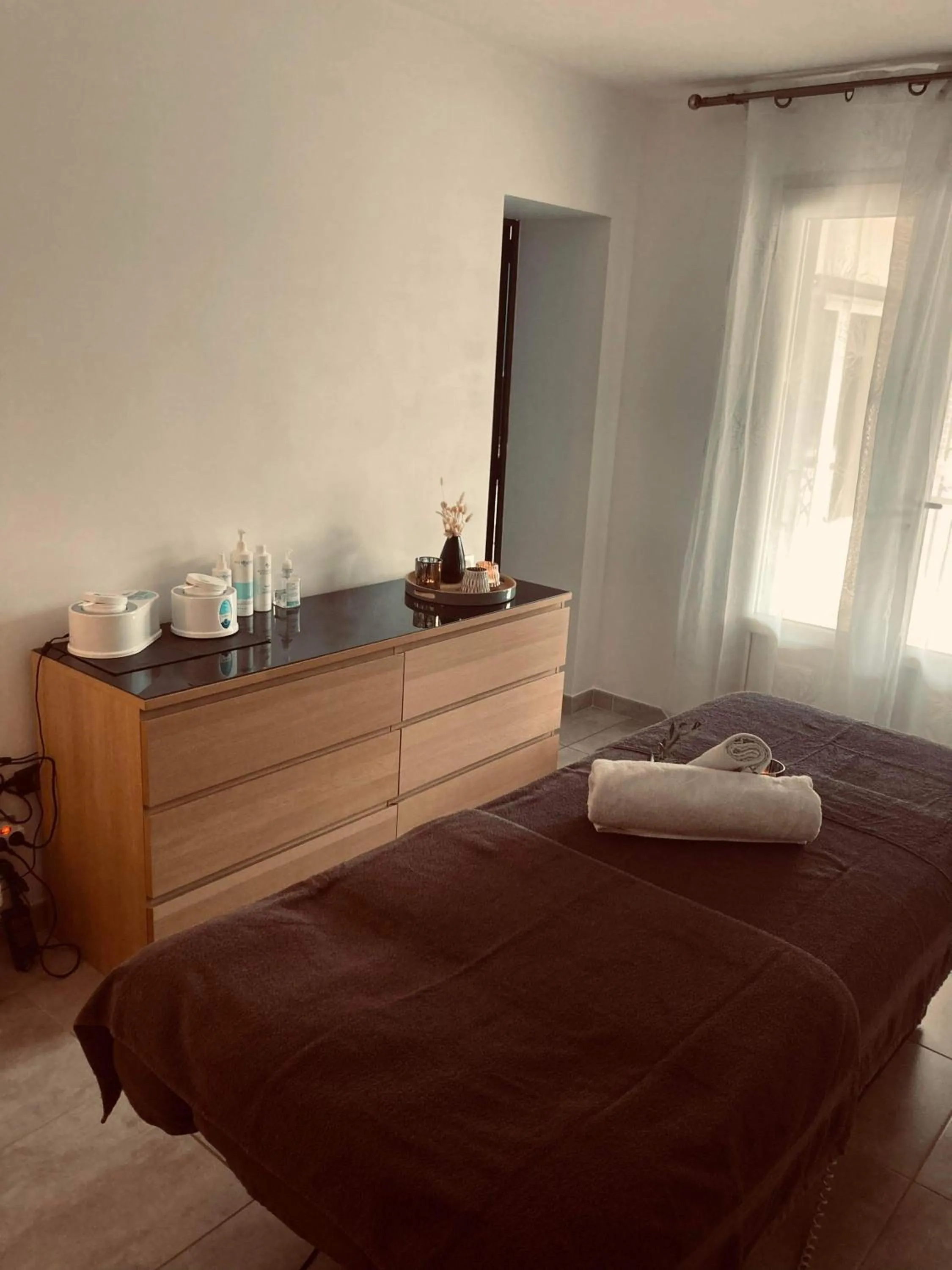 Massage, Bed in HISTOIRE D'Ô - Les Piscines - Chambres d'hôtes