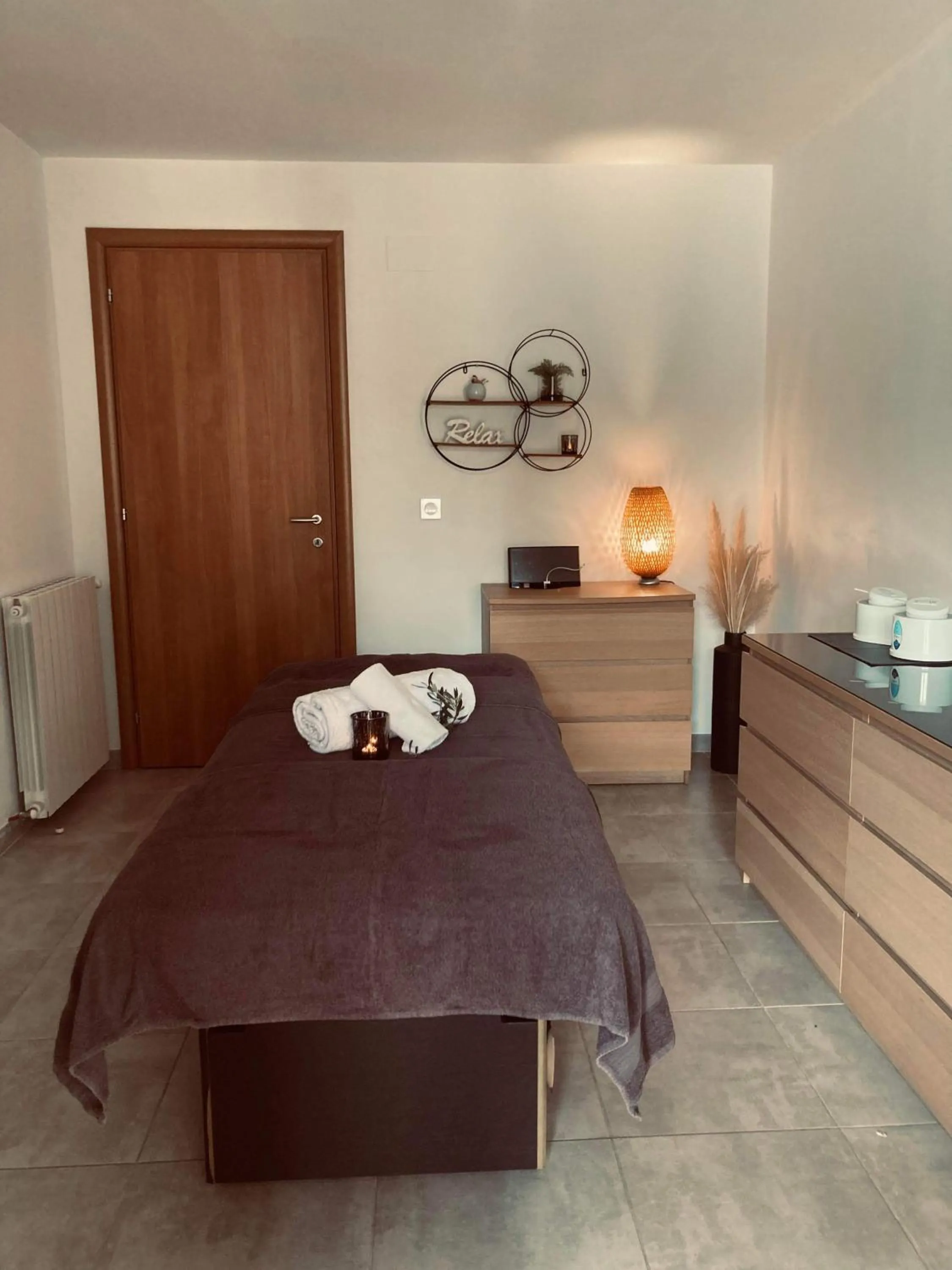 Massage, Bed in HISTOIRE D'Ô - Les Piscines - Chambres d'hôtes