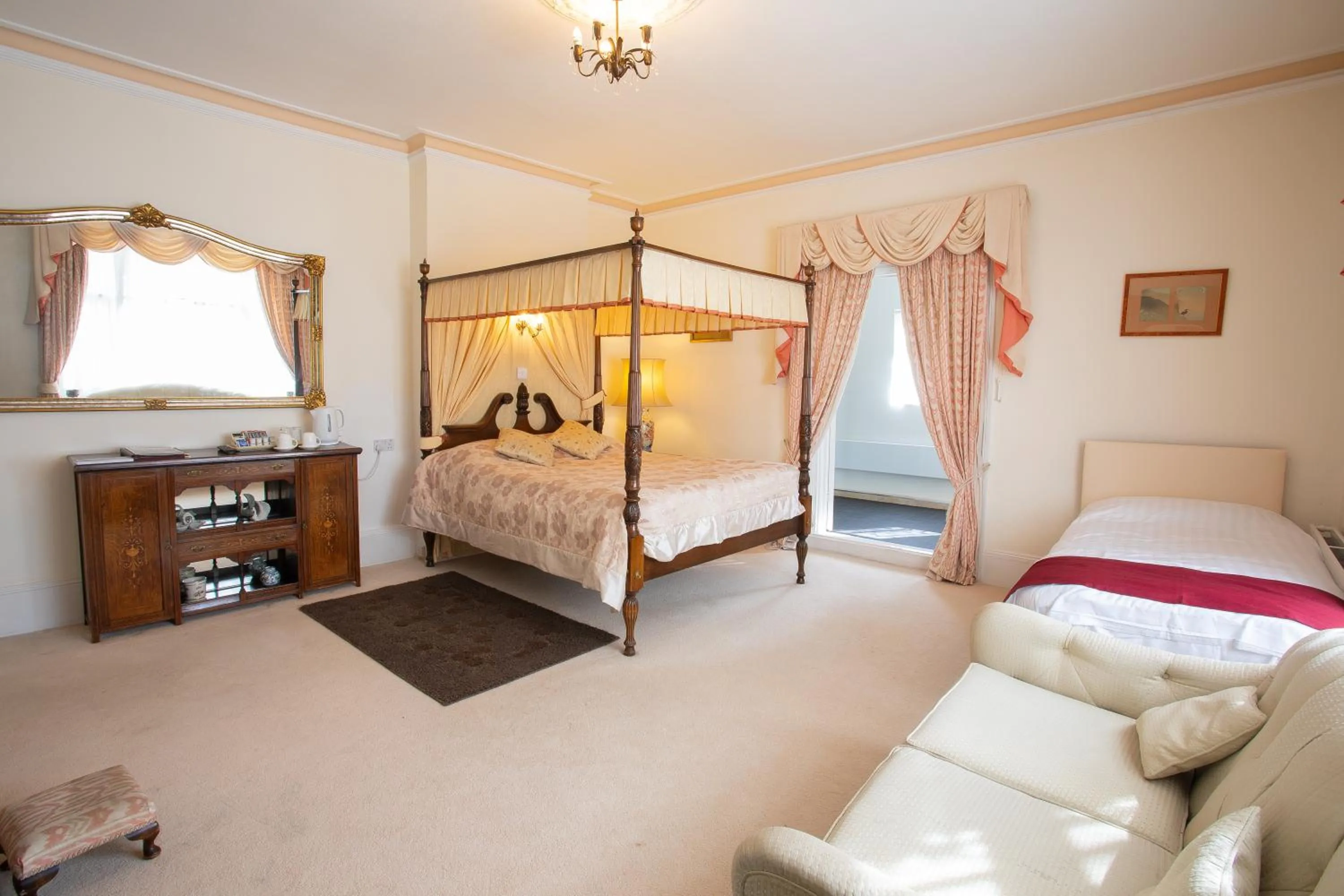 Photo of the whole room, Bed in Fines Bayliwick Hotel