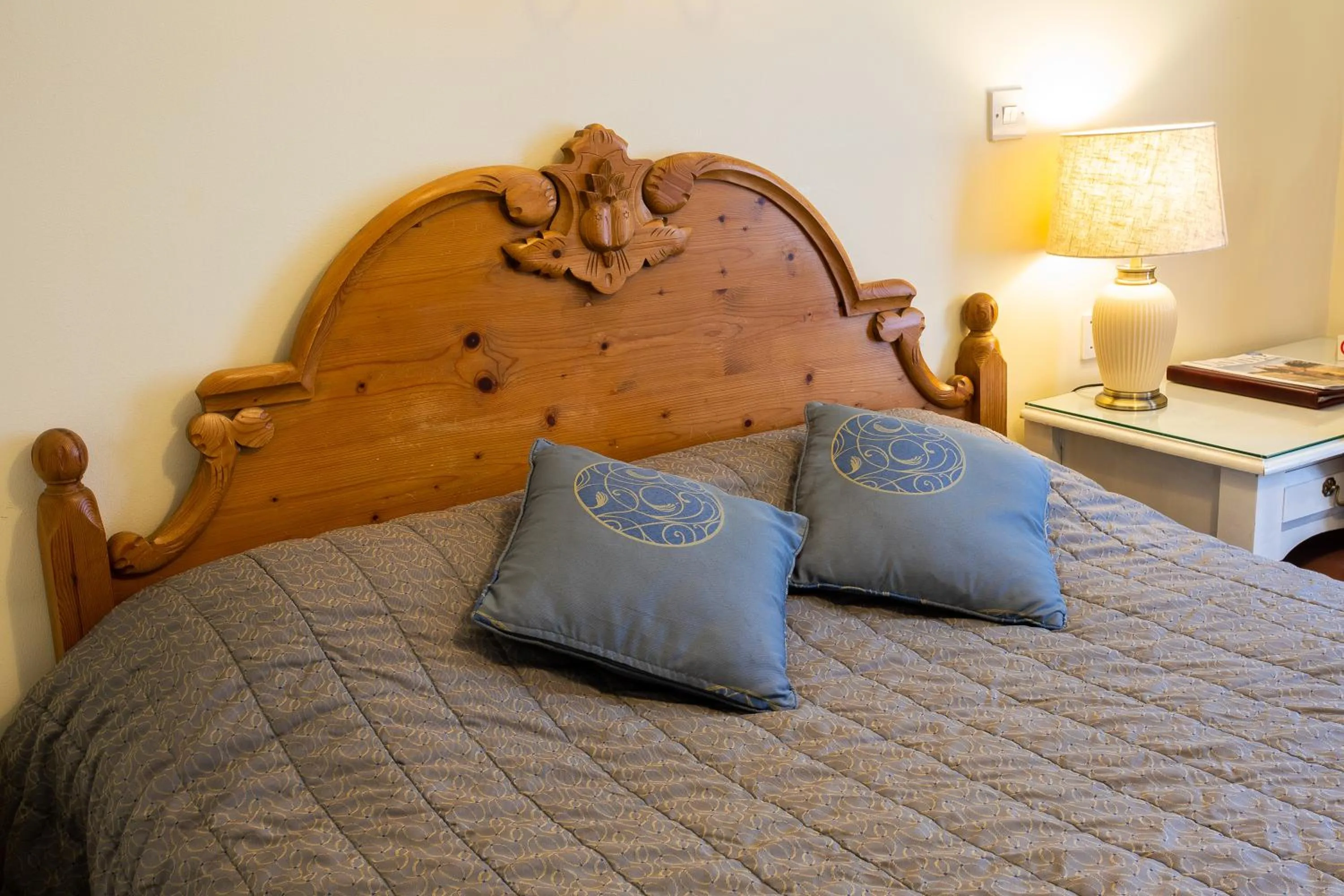 Photo of the whole room, Bed in Fines Bayliwick Hotel