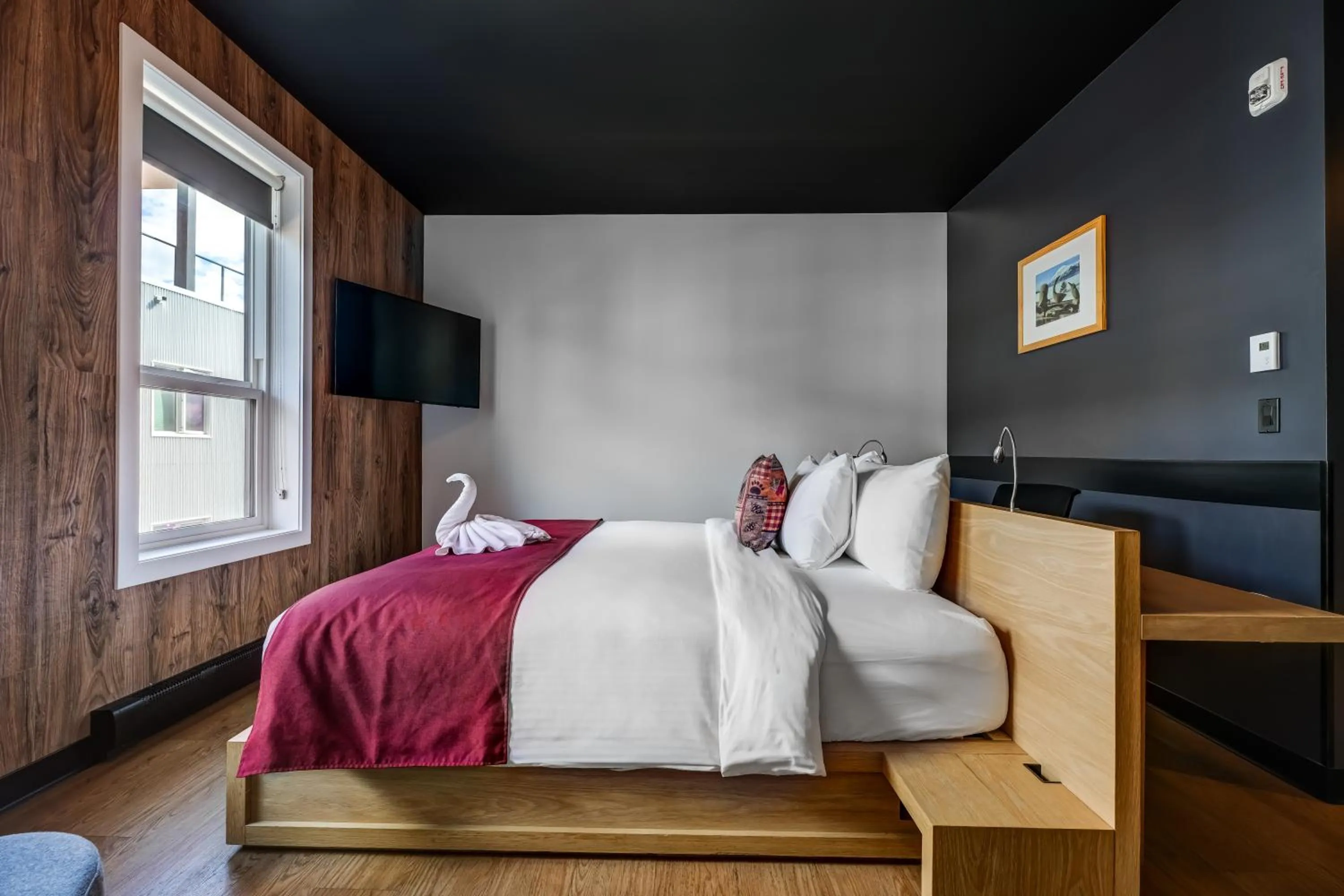 Bedroom, Bed in Raven Inn Whitehorse