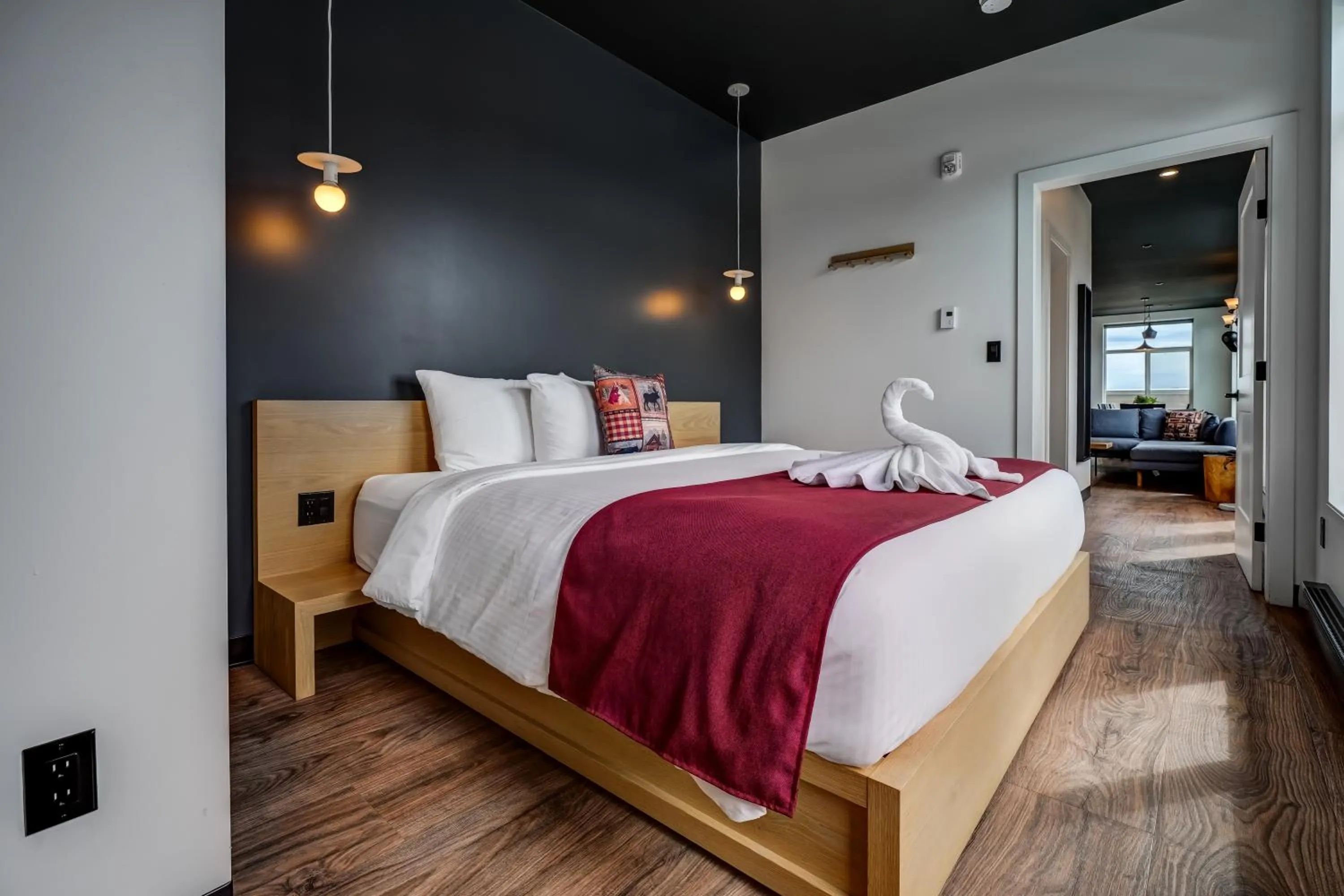 Bedroom, Bed in Raven Inn Whitehorse