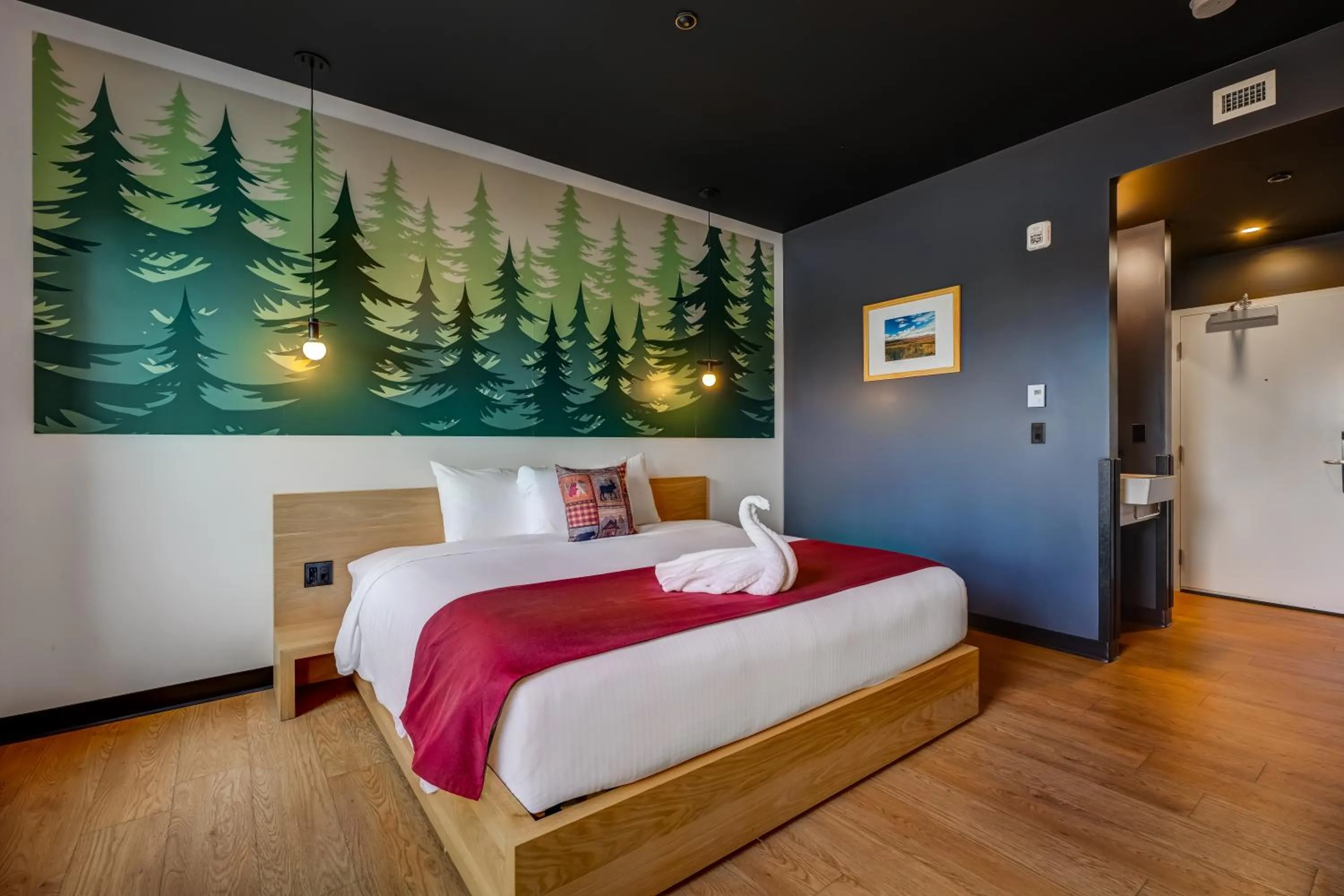 Bedroom, Bed in Raven Inn Whitehorse