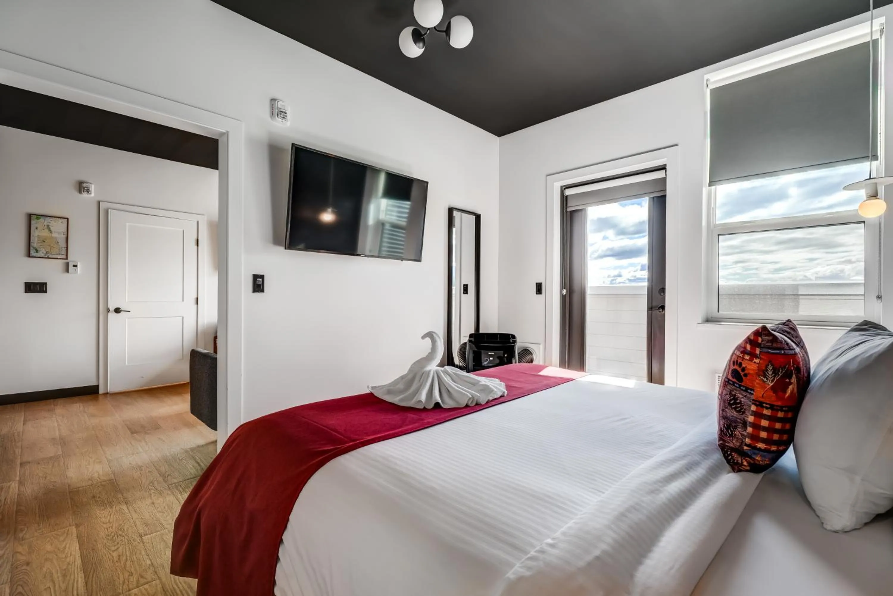 Bedroom, Bed in Raven Inn Whitehorse