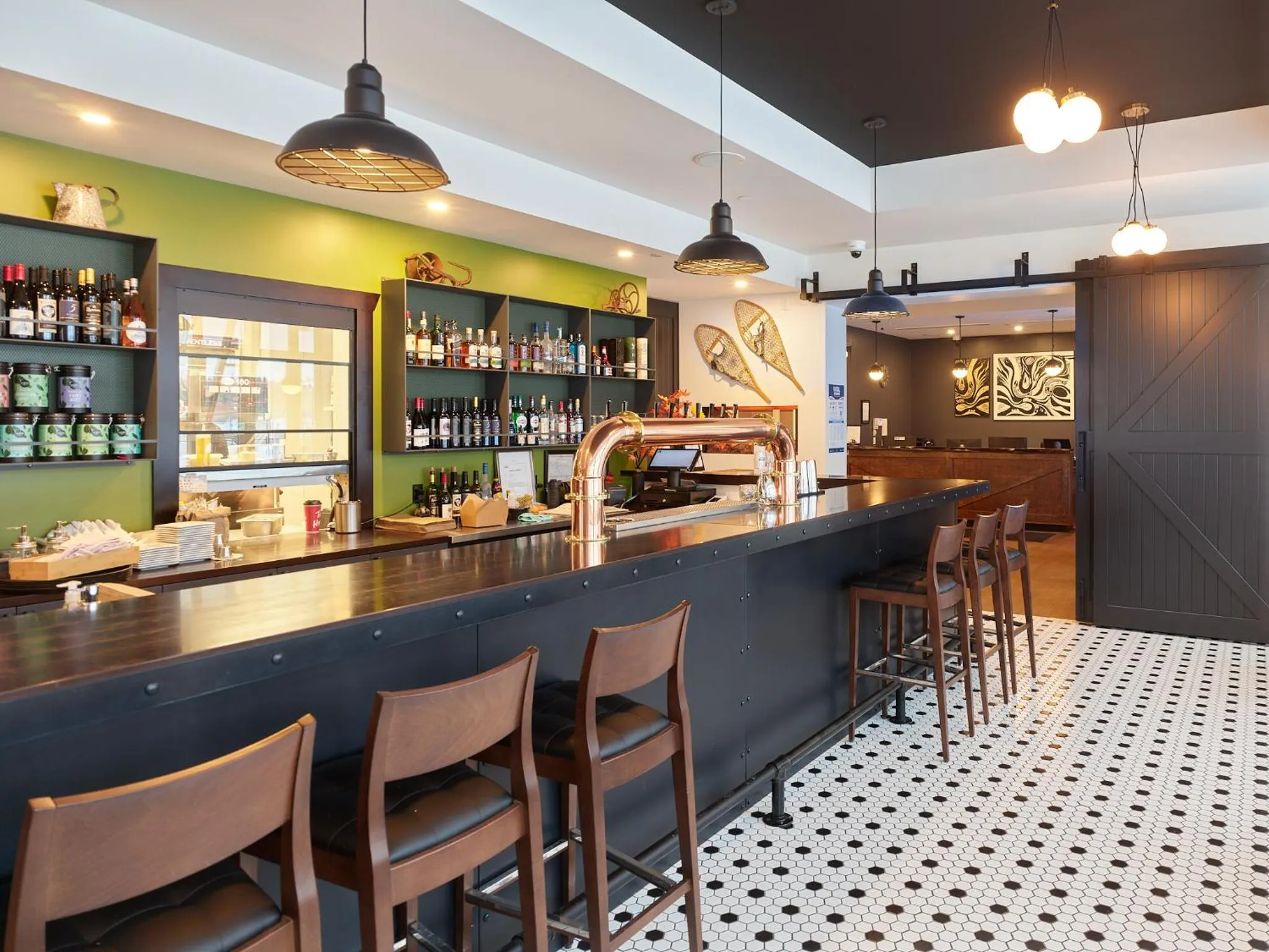 Lounge or bar in Raven Inn Whitehorse