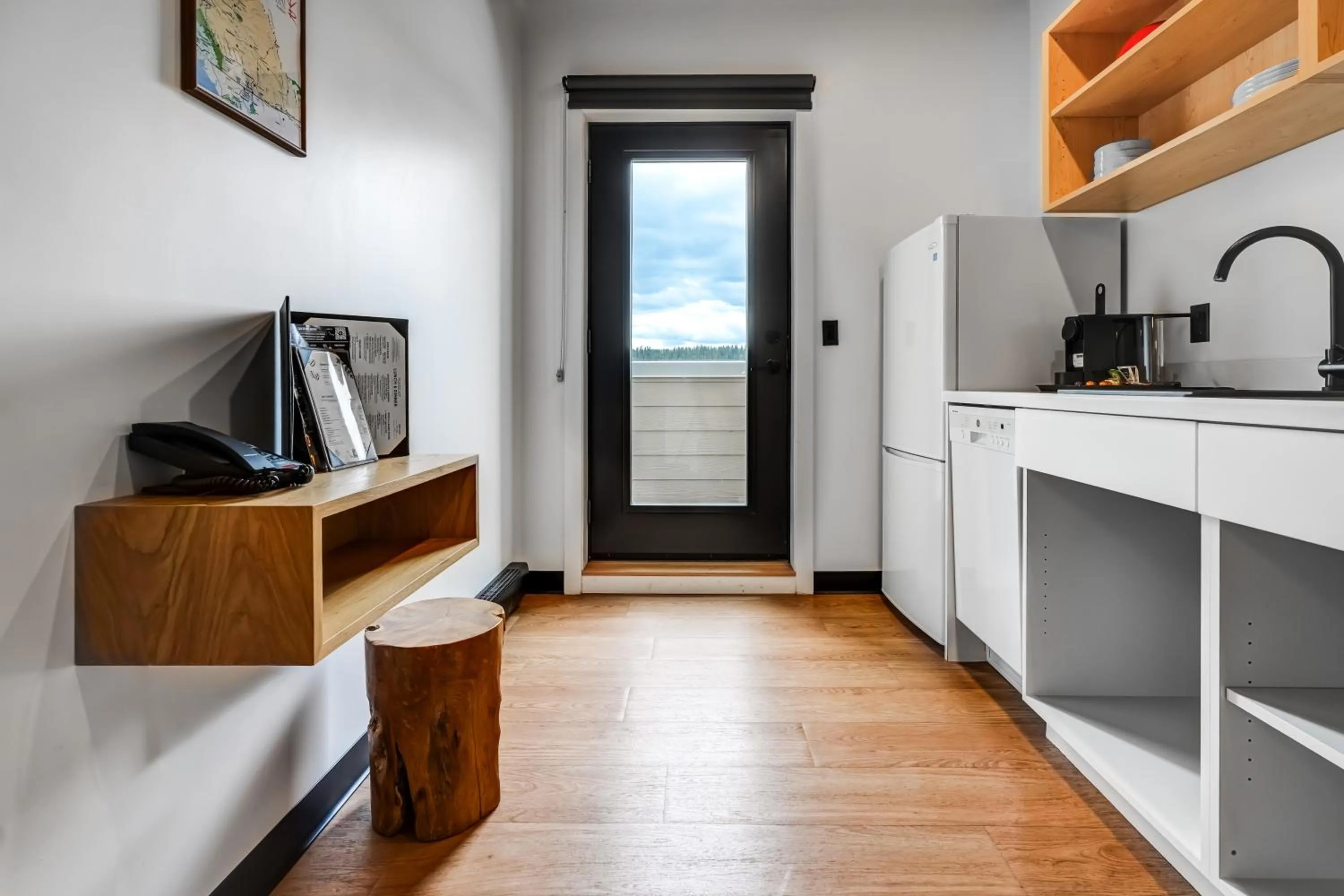 Kitchen or kitchenette in Raven Inn Whitehorse