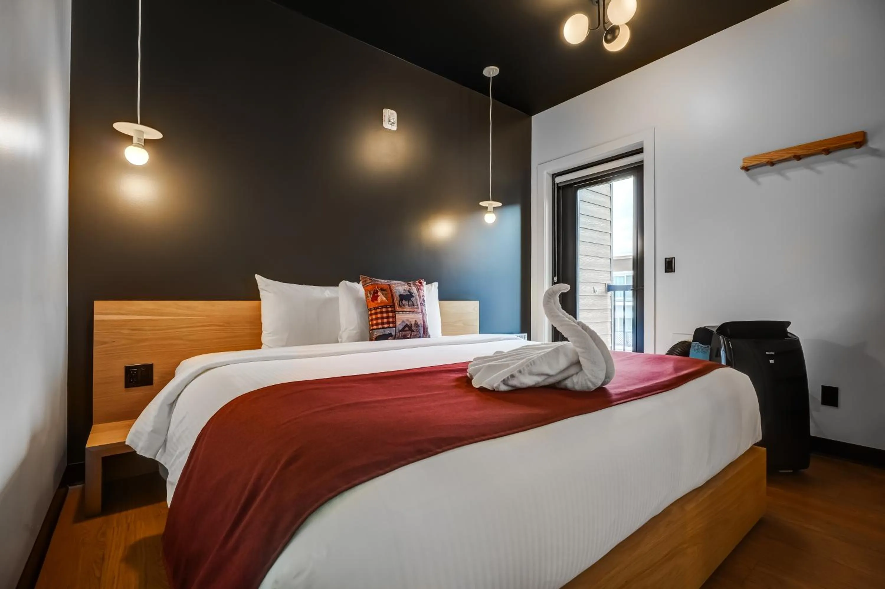 Bedroom, Bed in Raven Inn Whitehorse