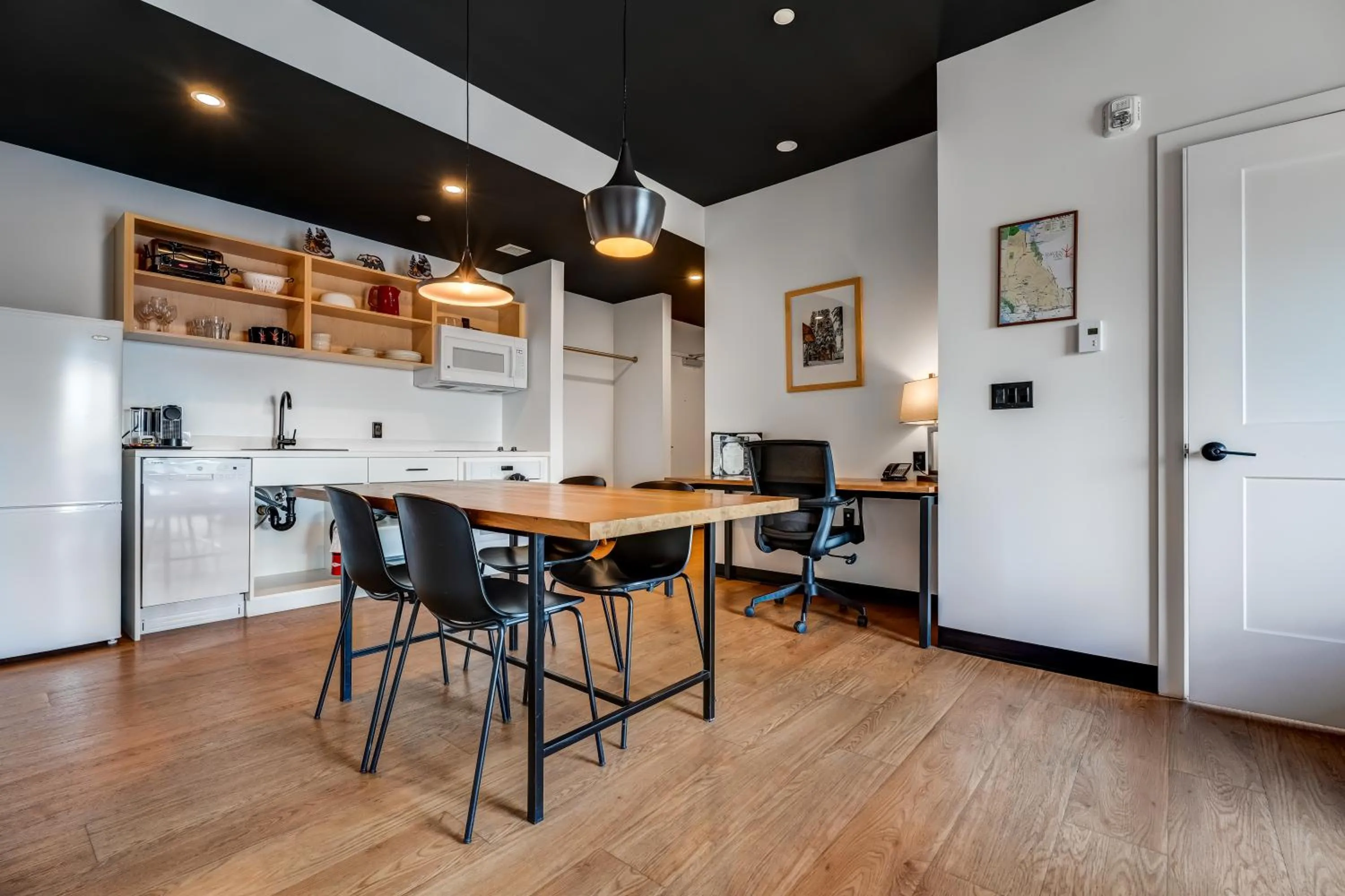 Kitchen or kitchenette in Raven Inn Whitehorse