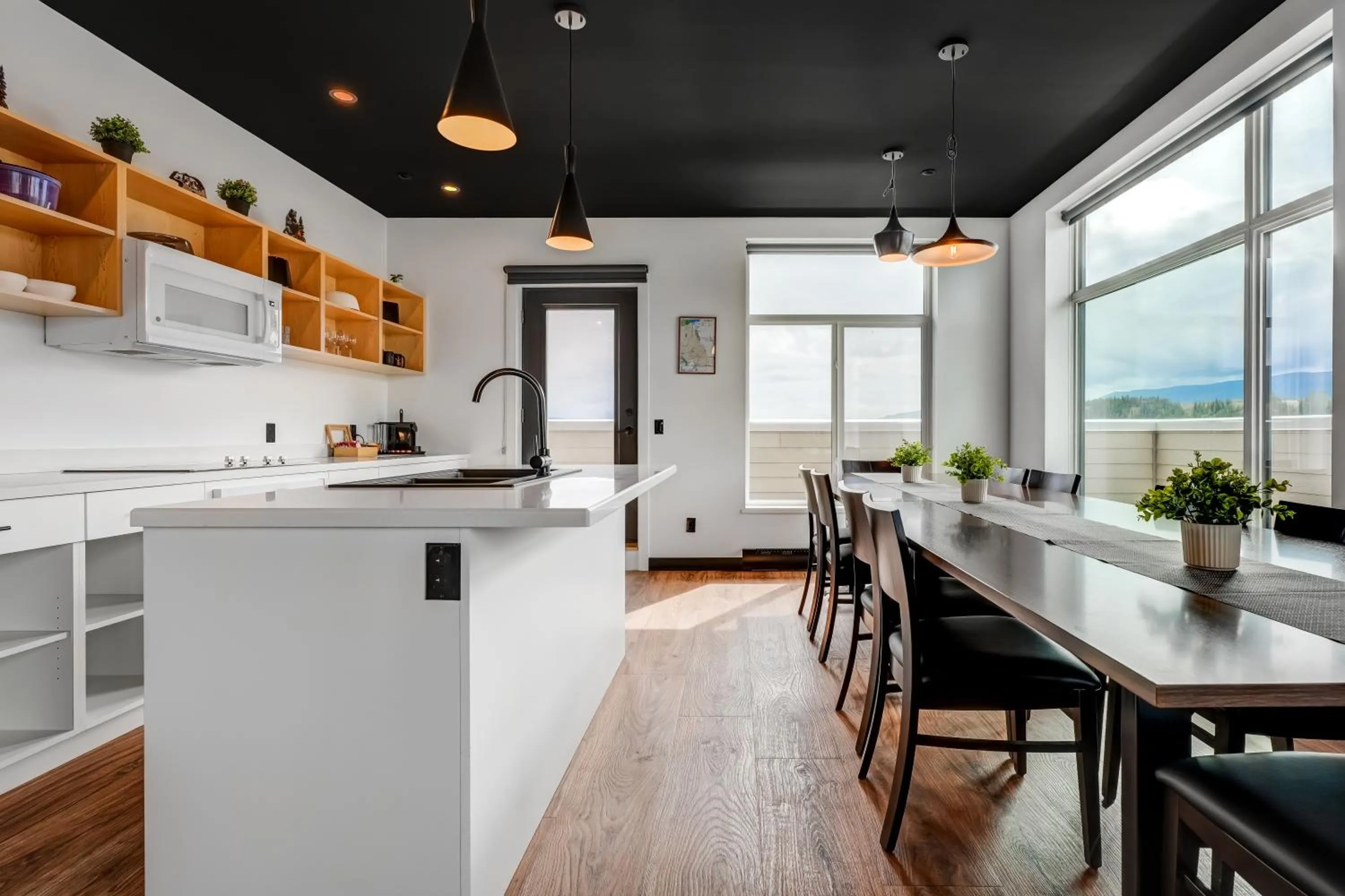 Kitchen or kitchenette in Raven Inn Whitehorse