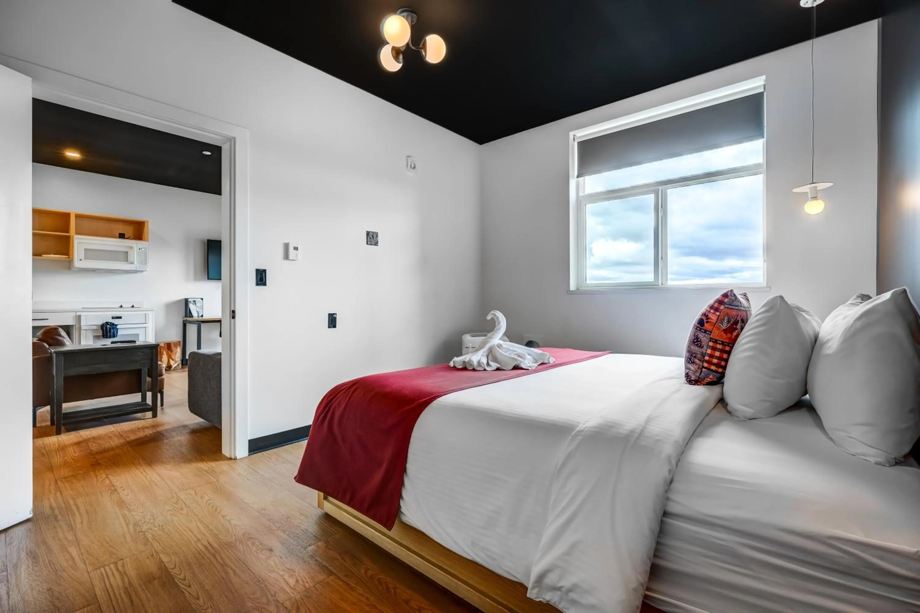 Bedroom, Bed in Raven Inn Whitehorse