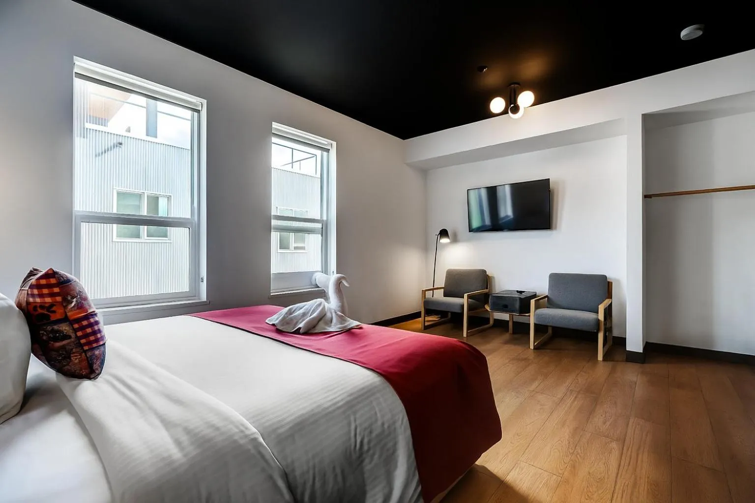 TV and multimedia, Bed in Raven Inn Whitehorse