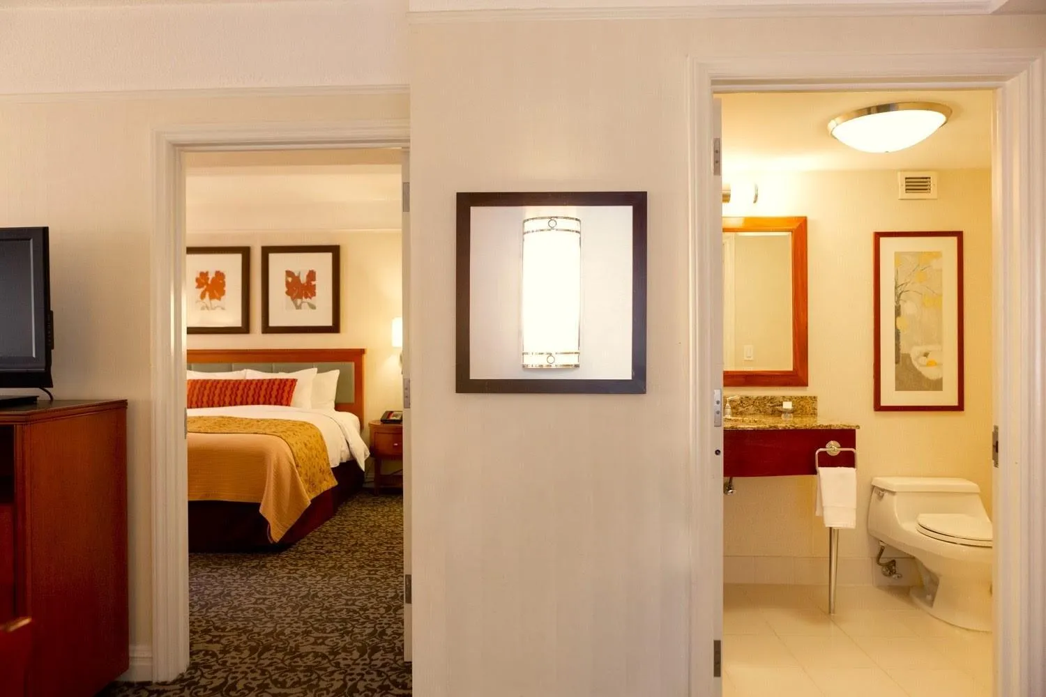 Bathroom, Bed in San Carlos Hotel New York