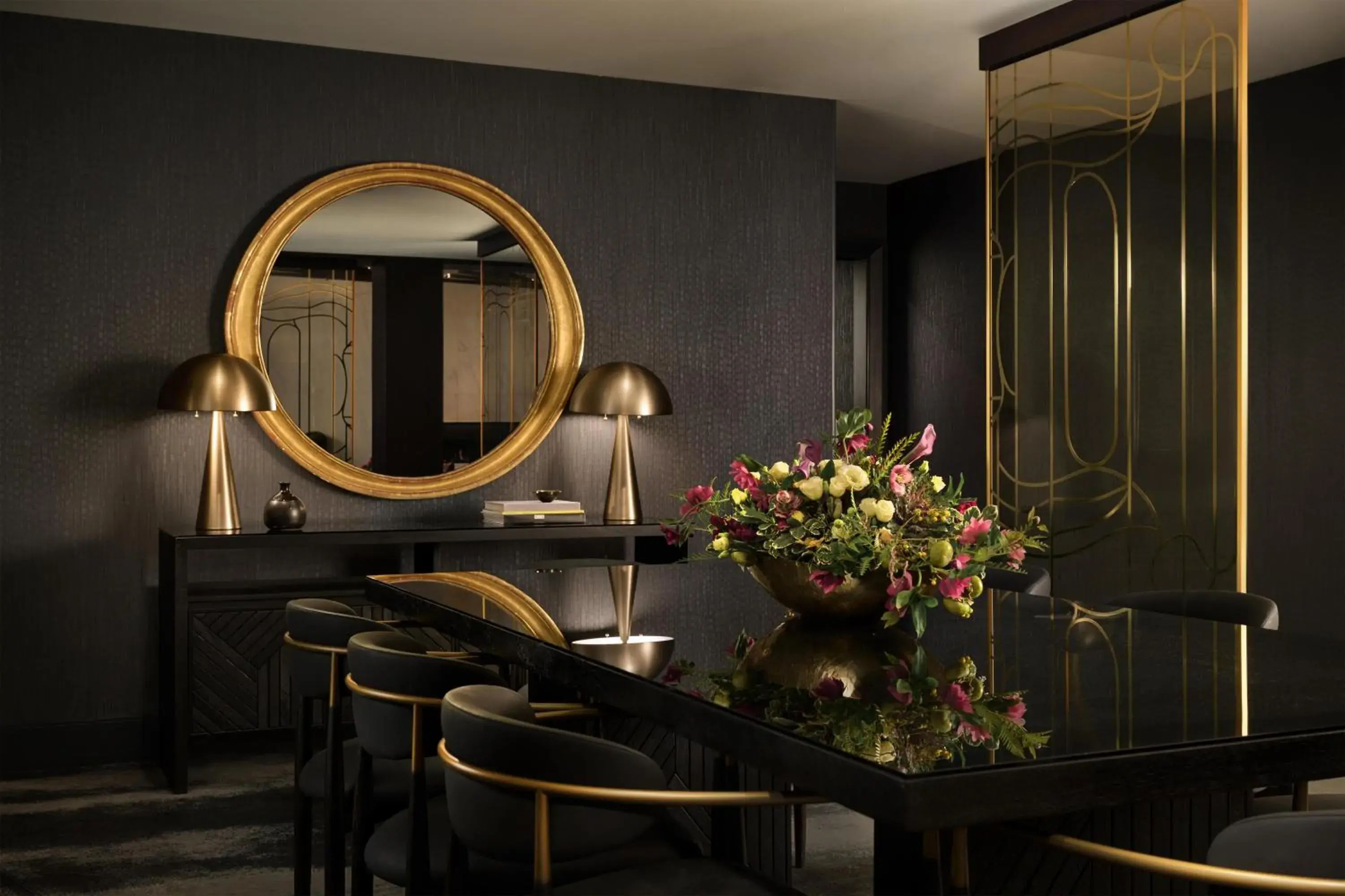 Lounge or bar in The Allegro Royal Sonesta Hotel Chicago Loop Lounge or bar in The Allegro Royal Sonesta Hotel Chicago Loop