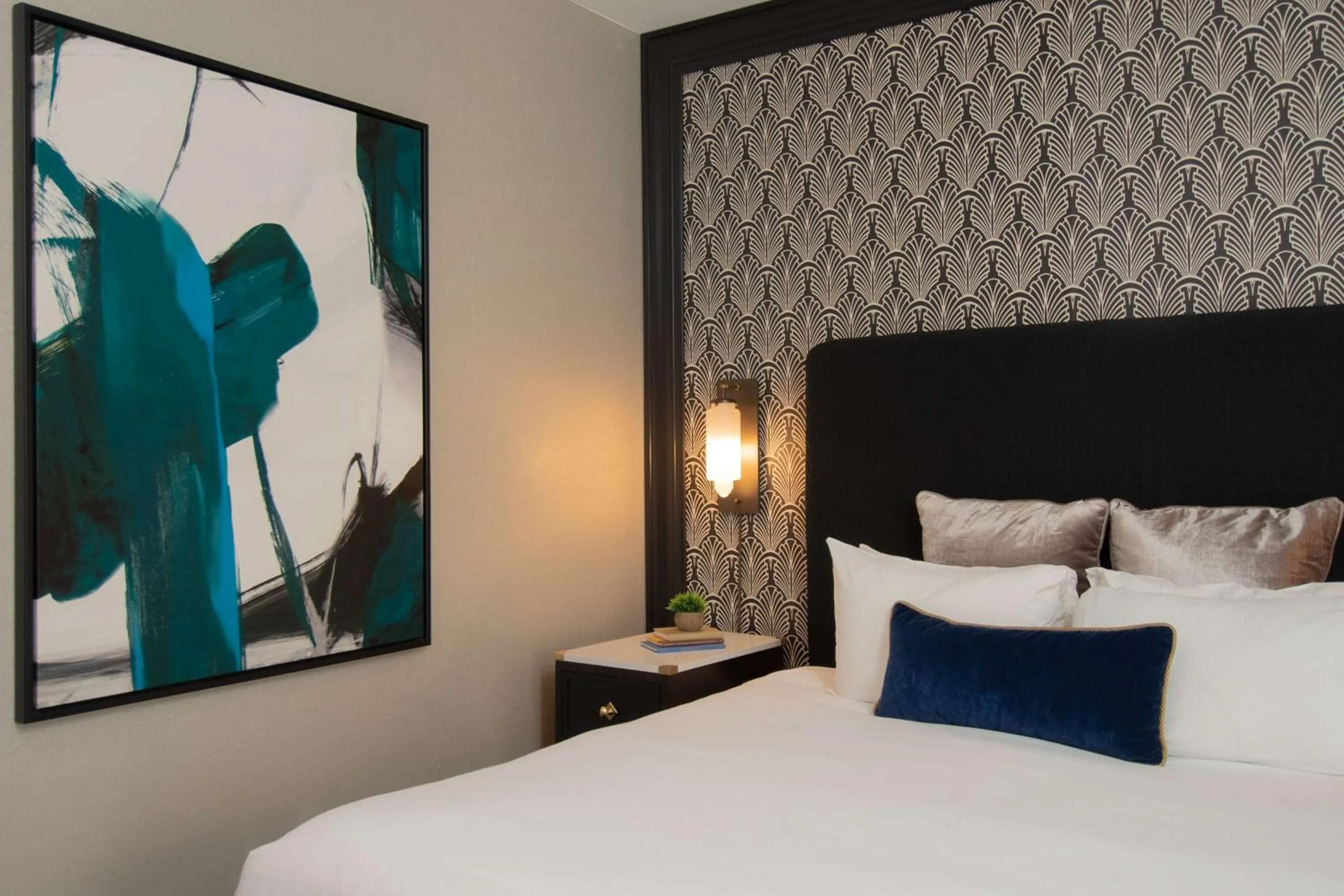 Photo of the whole room, Bed in The Allegro Royal Sonesta Hotel Chicago Loop