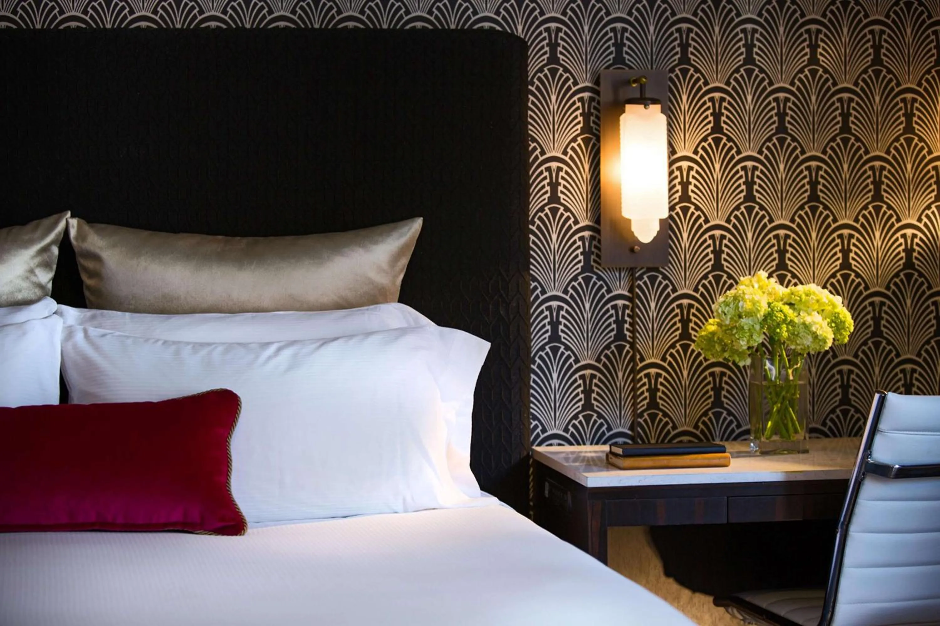 Photo of the whole room, Bed in The Allegro Royal Sonesta Hotel Chicago Loop