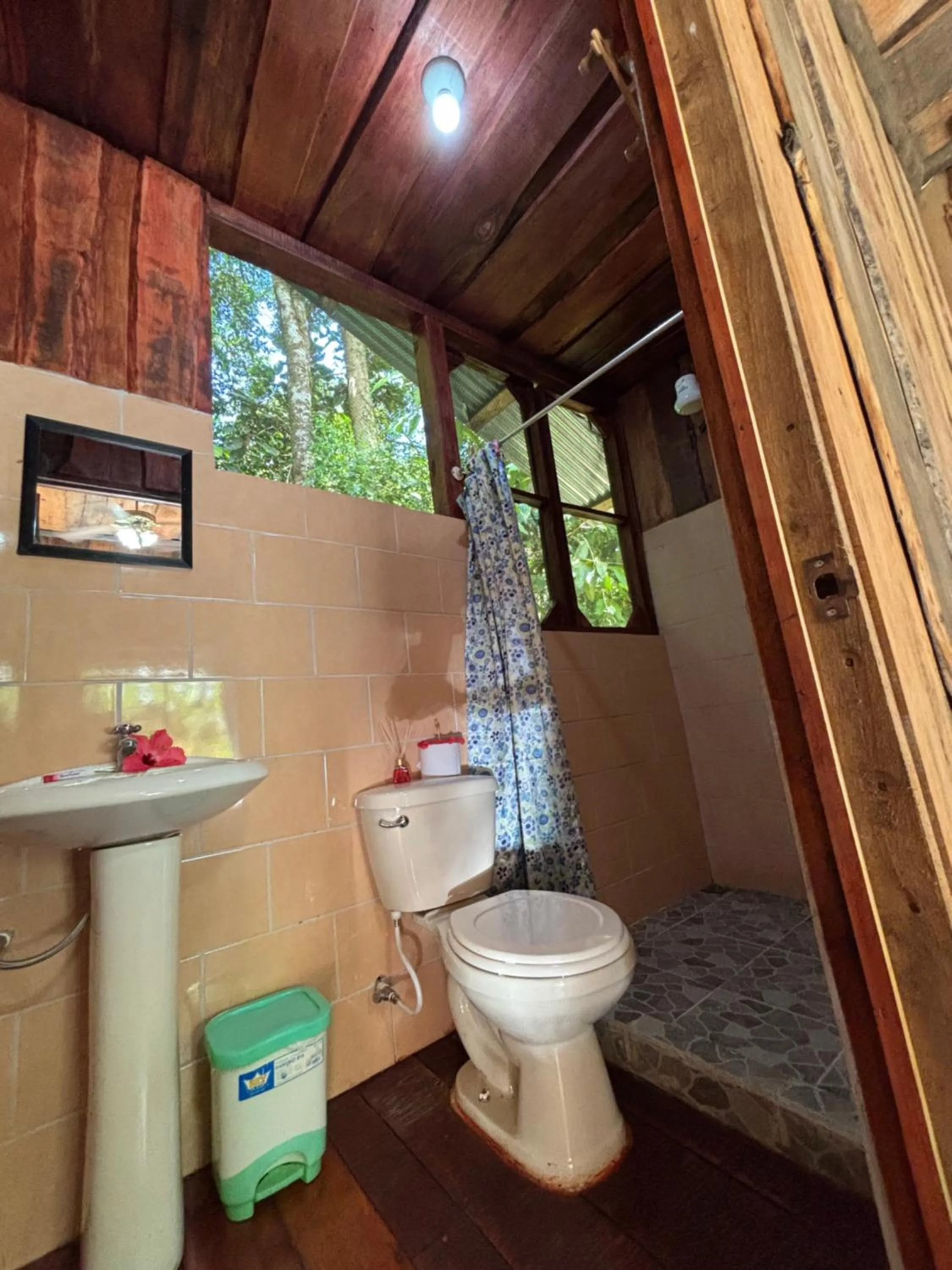 Shower in Citronela Lodge Corcovado