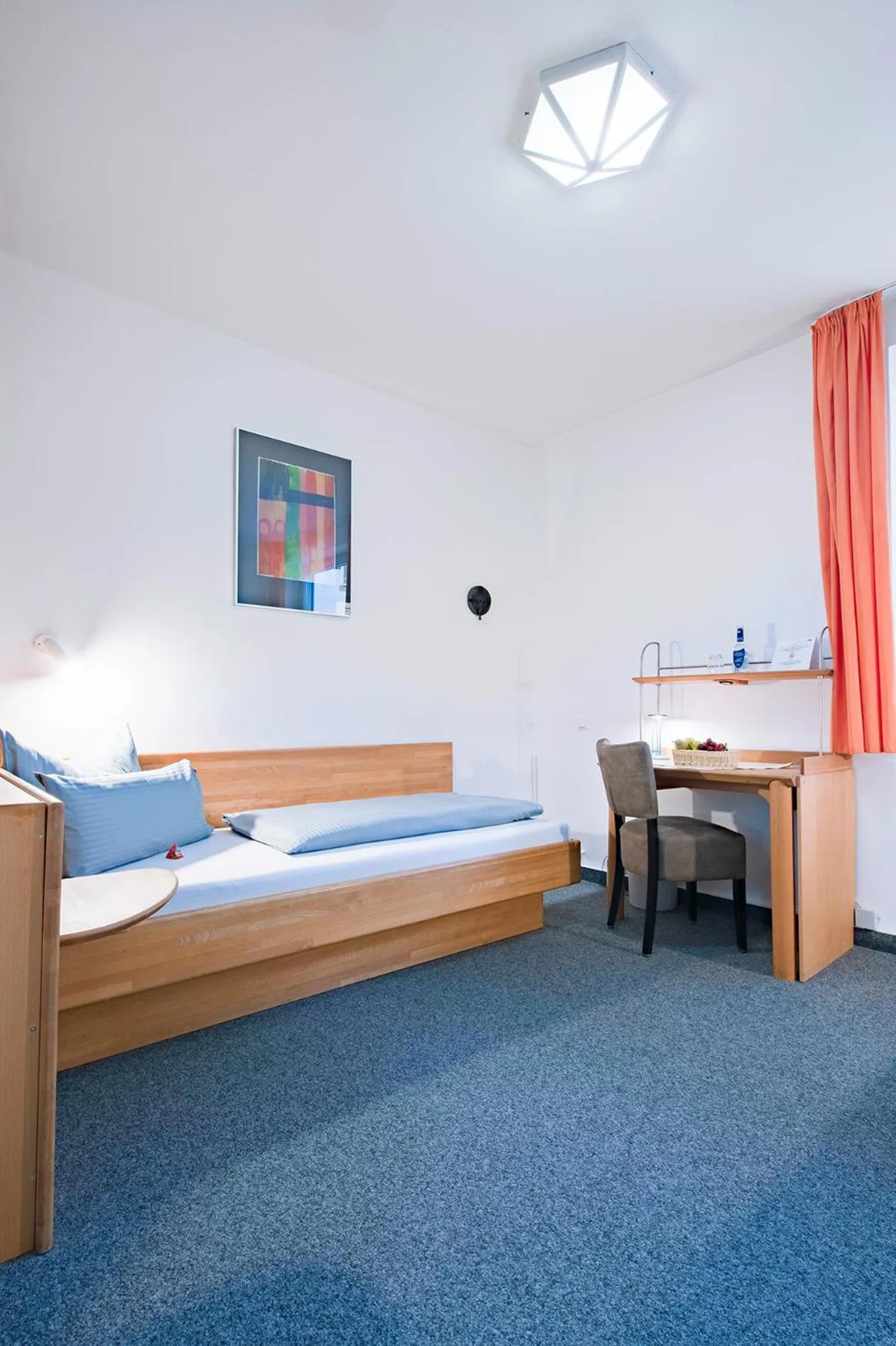 Photo of the whole room, Bed in Hotel der Akademie Caritas-Pirckheimer-Haus
