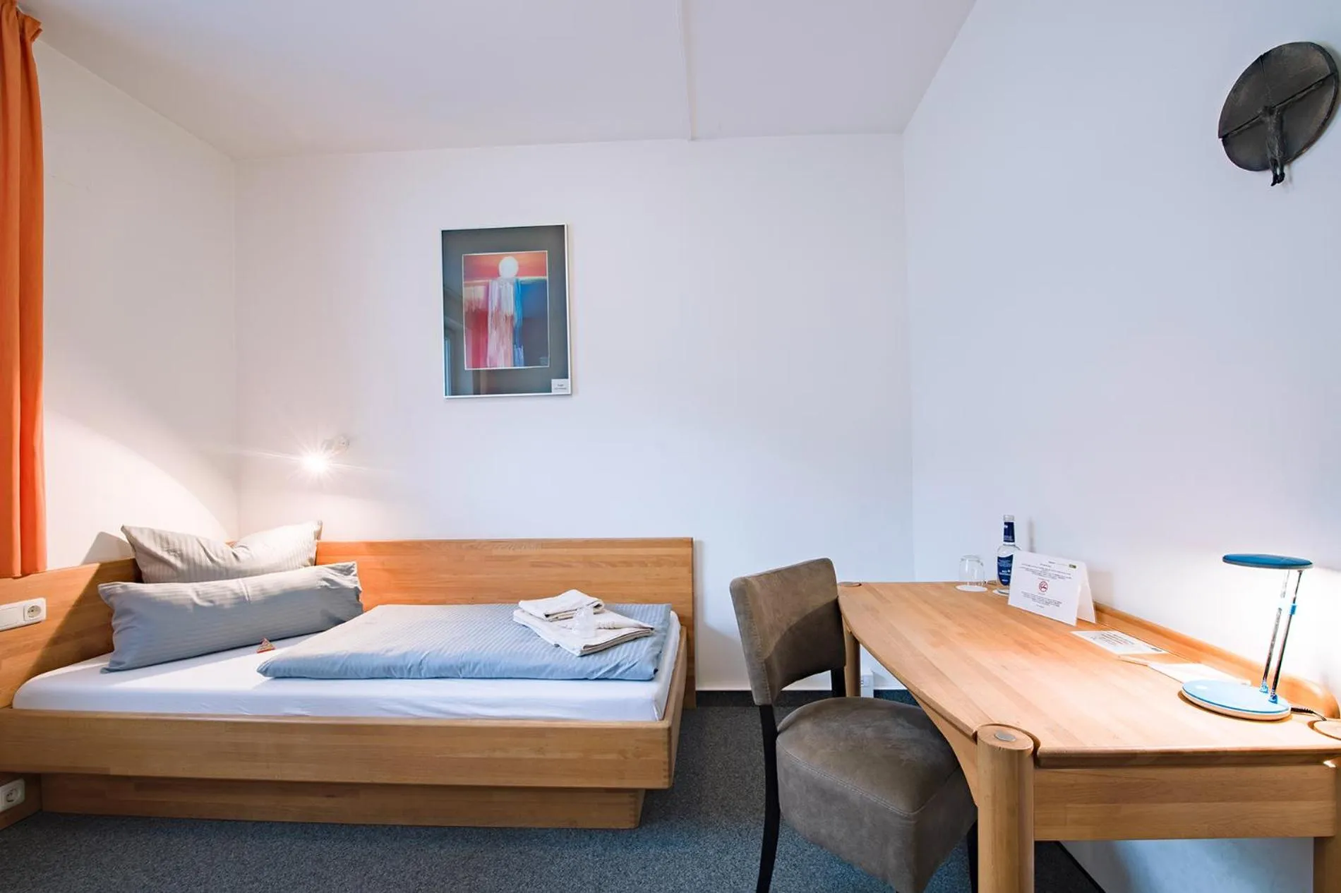 Photo of the whole room, Bed in Hotel der Akademie Caritas-Pirckheimer-Haus