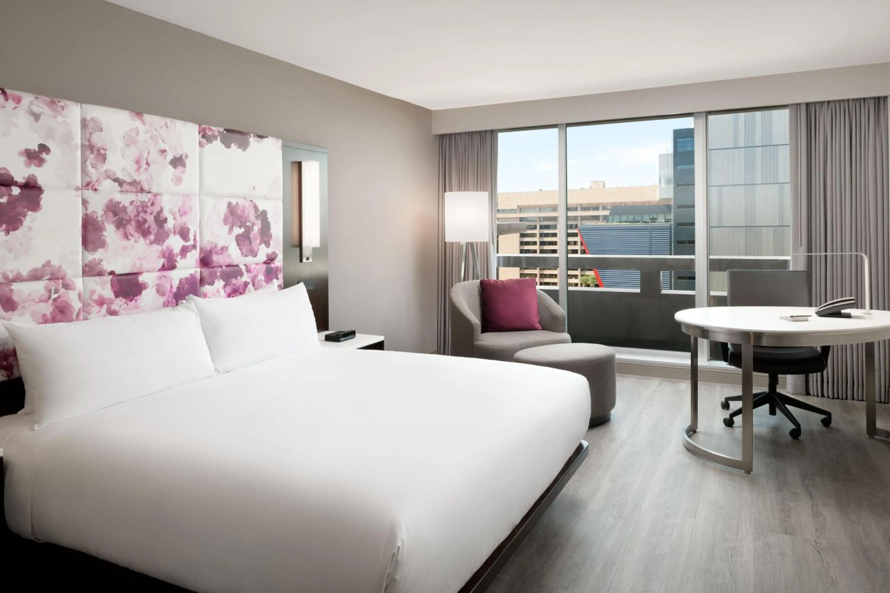 View (from property/room), Bed in Hilton Washington DC National Mall The Wharf