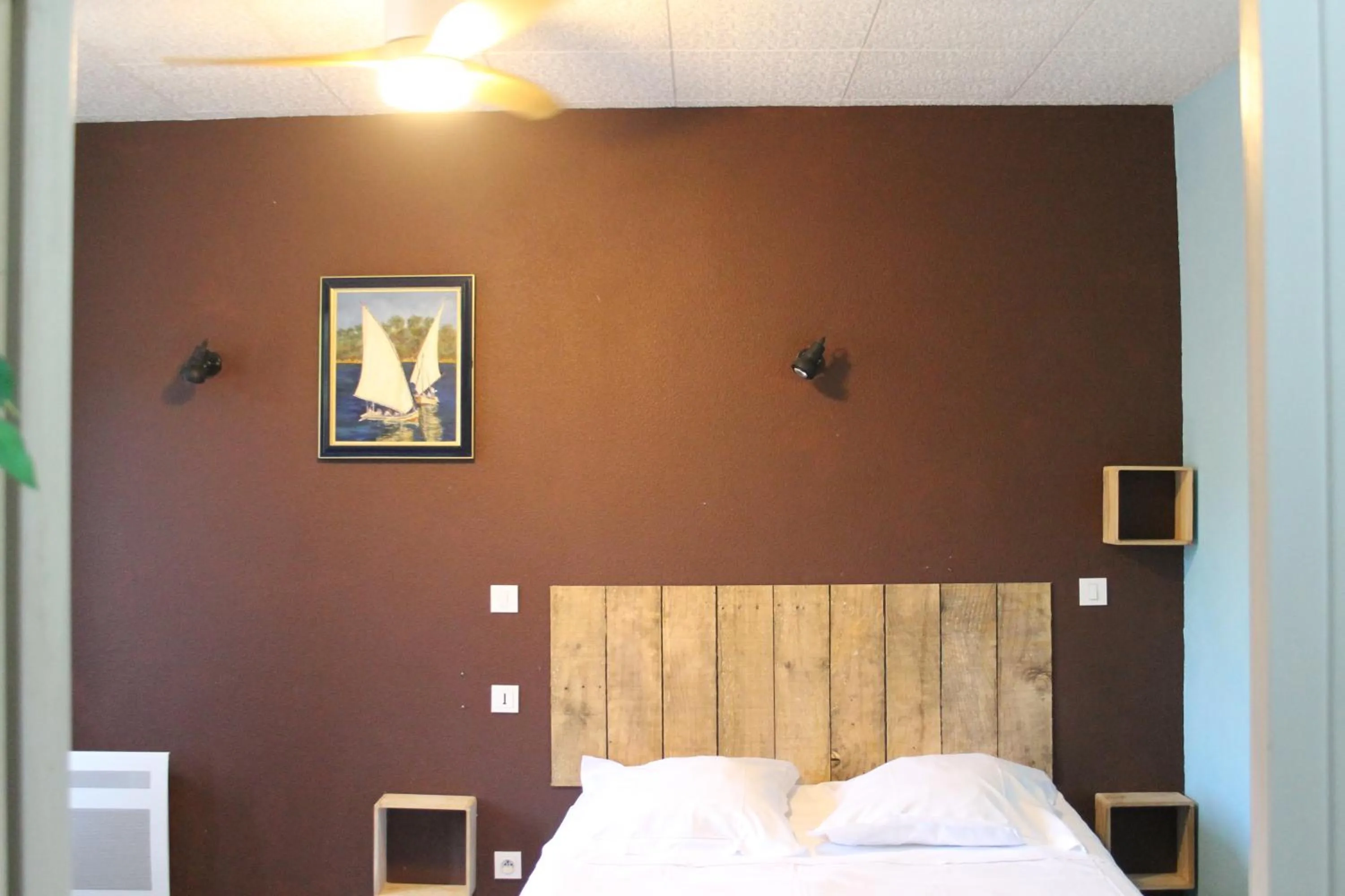 Bed in Logis Hôtel Le Saint Clément