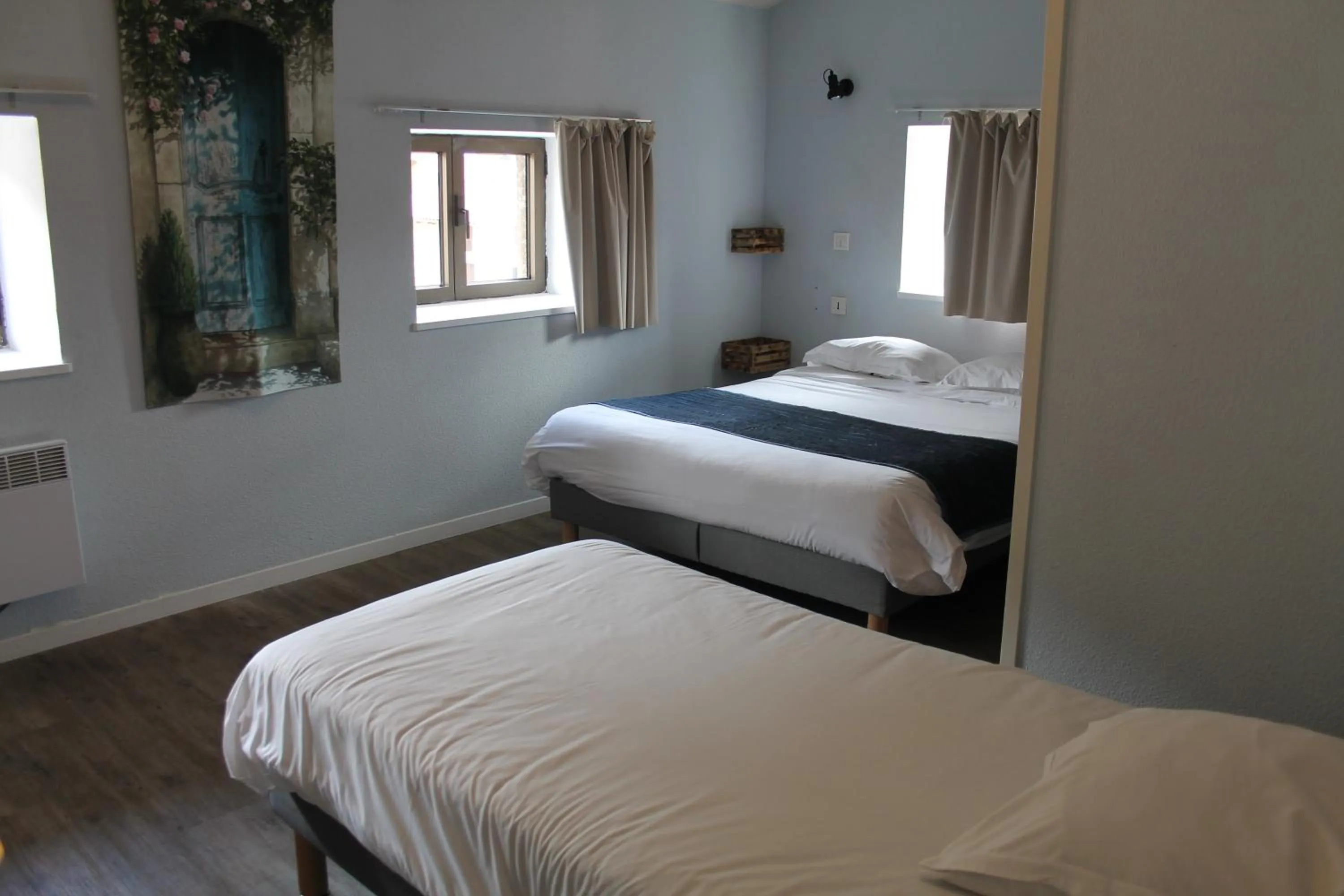 Bed in Logis Hôtel Le Saint Clément