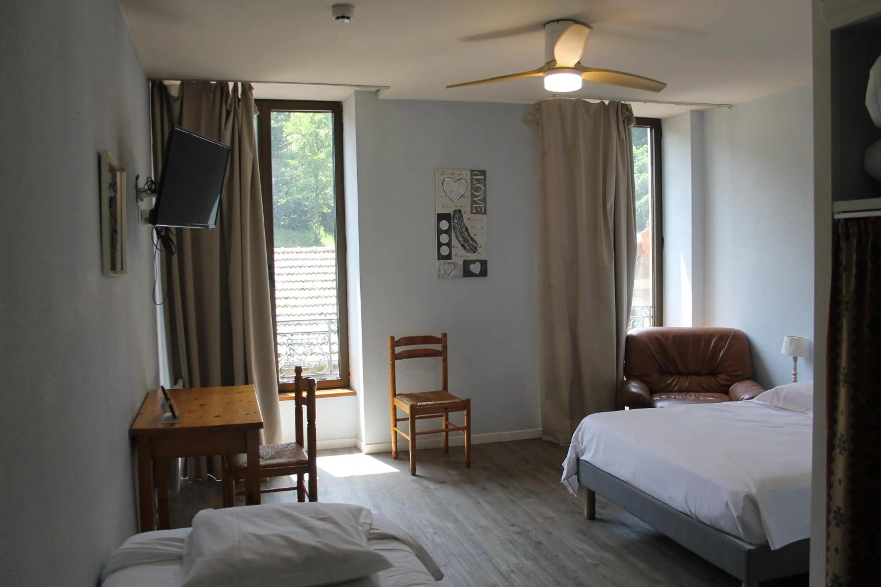 Bed in Logis Hôtel Le Saint Clément