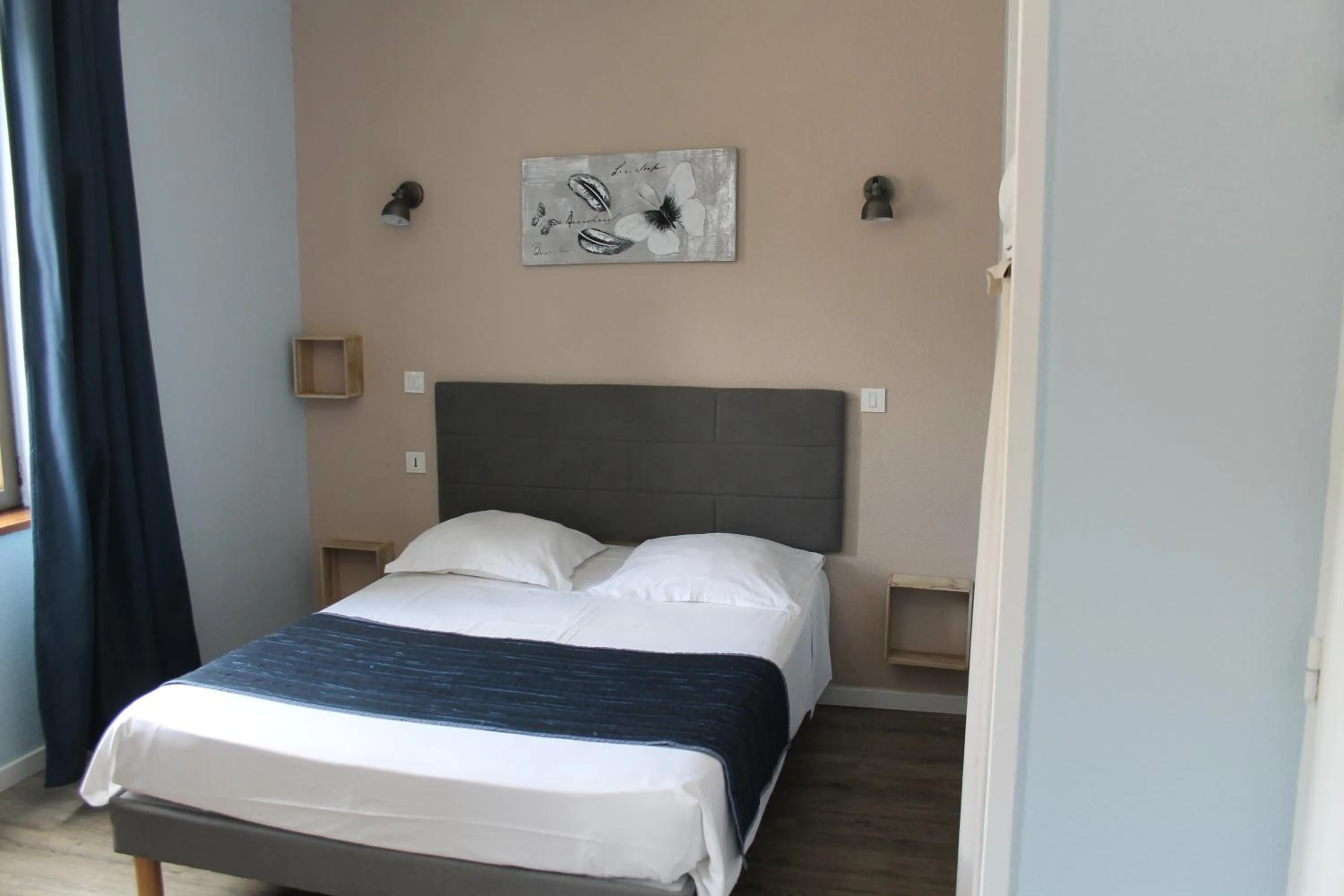 Bed in Logis Hôtel Le Saint Clément