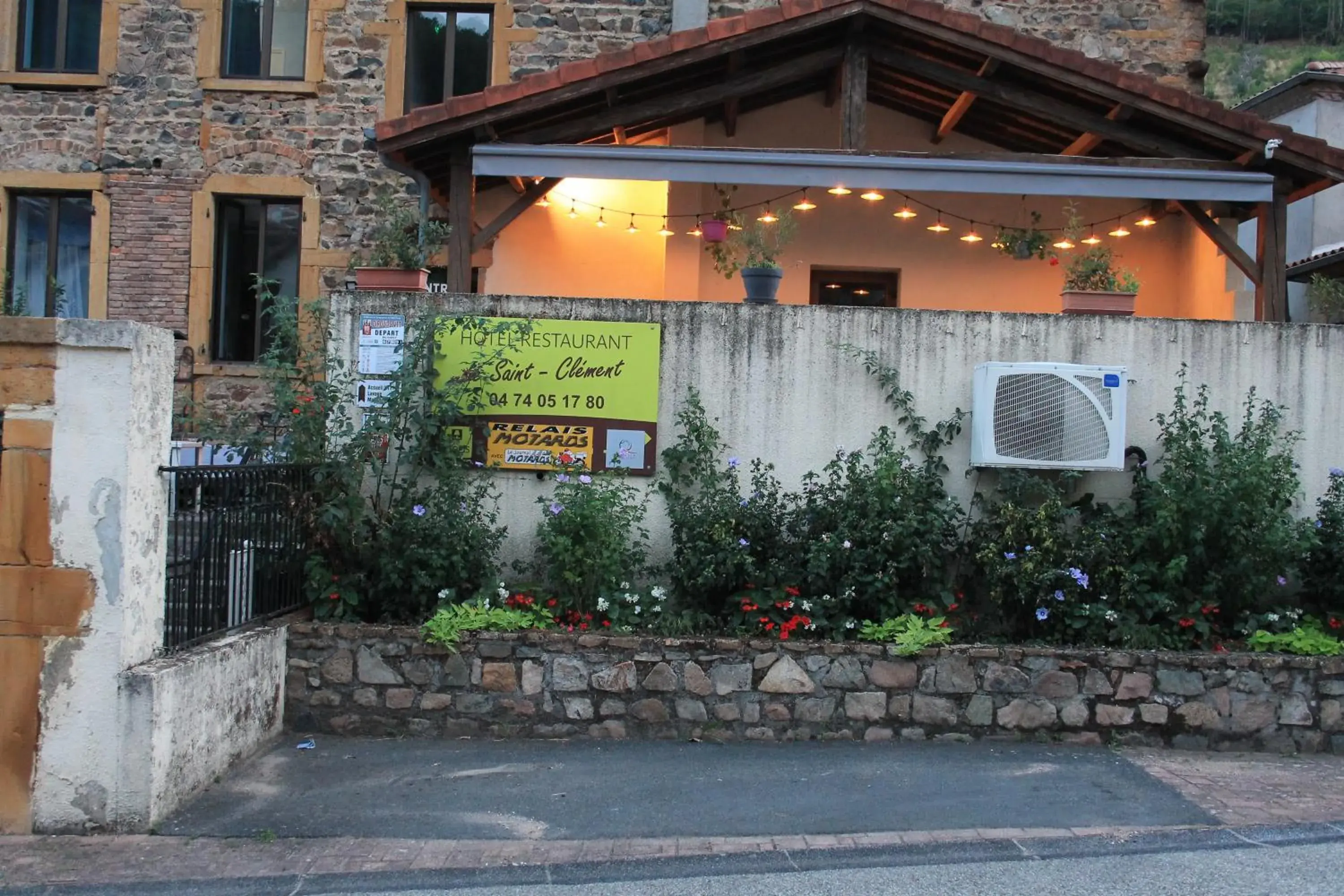 Facade/entrance in Logis Hôtel Le Saint Clément Facade/entrance in Logis Hôtel Le Saint Clément