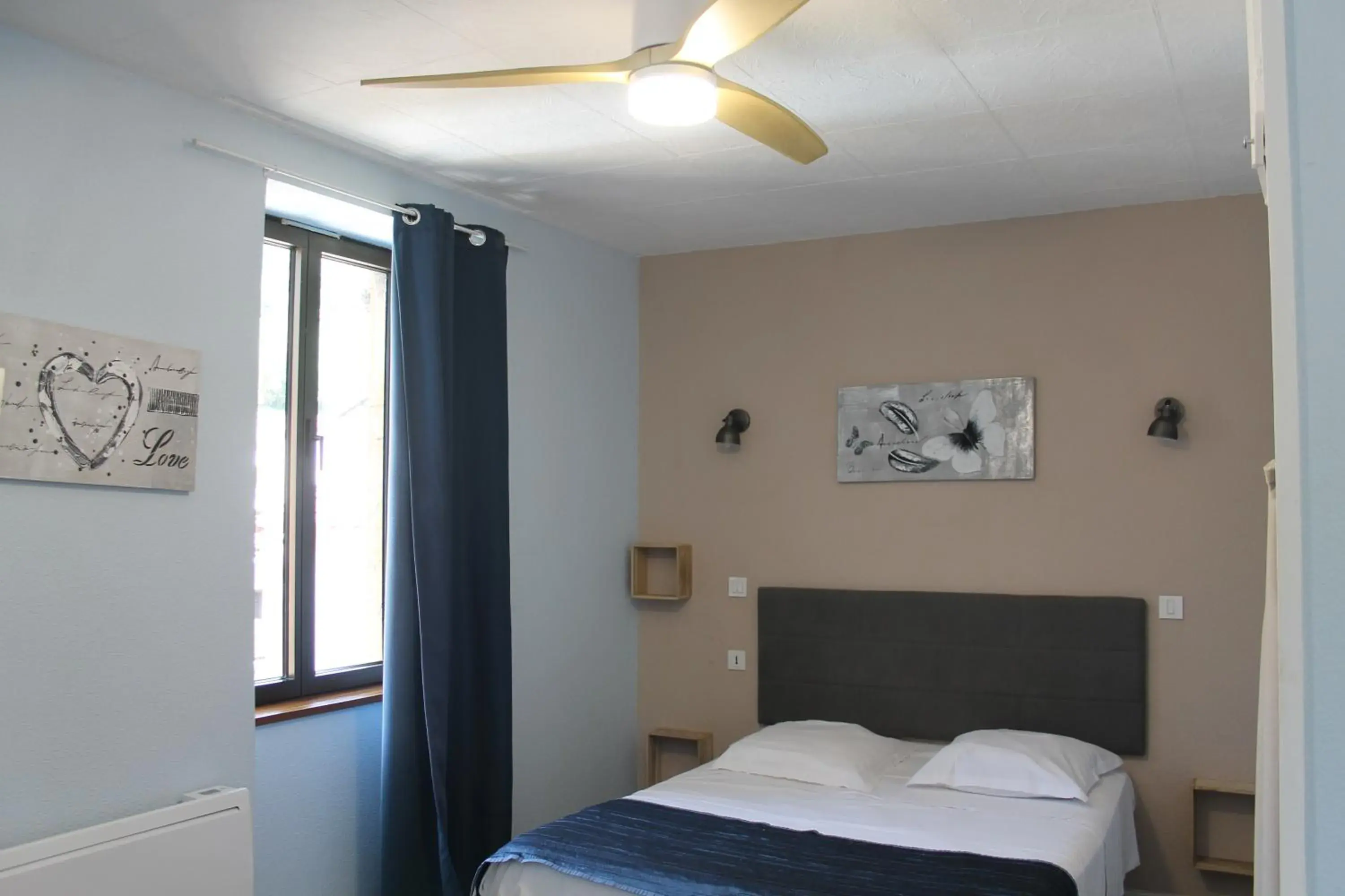 Property building, Bed in Logis Hôtel Le Saint Clément Property building, Bed in Logis Hôtel Le Saint Clément