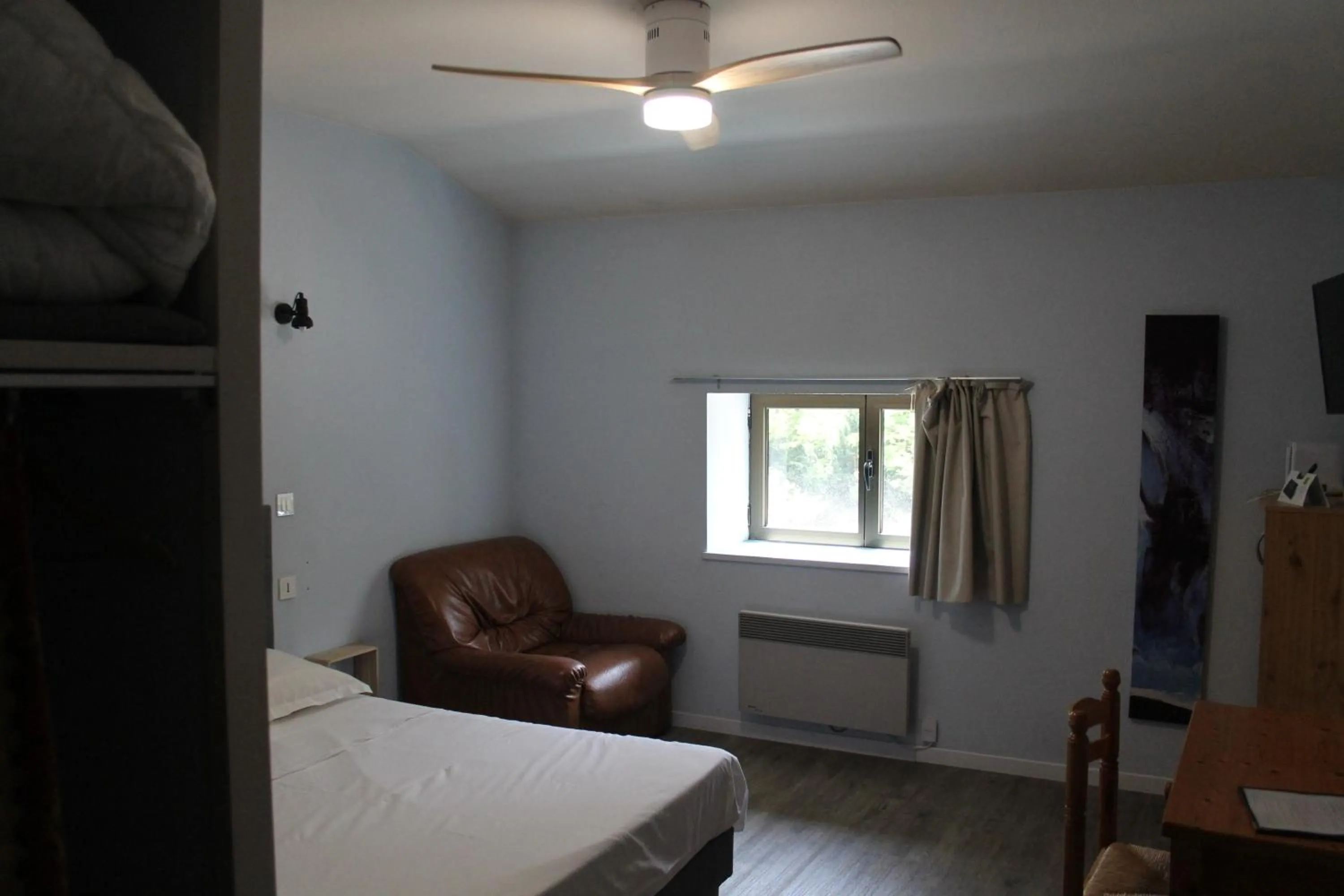 Bed in Logis Hôtel Le Saint Clément