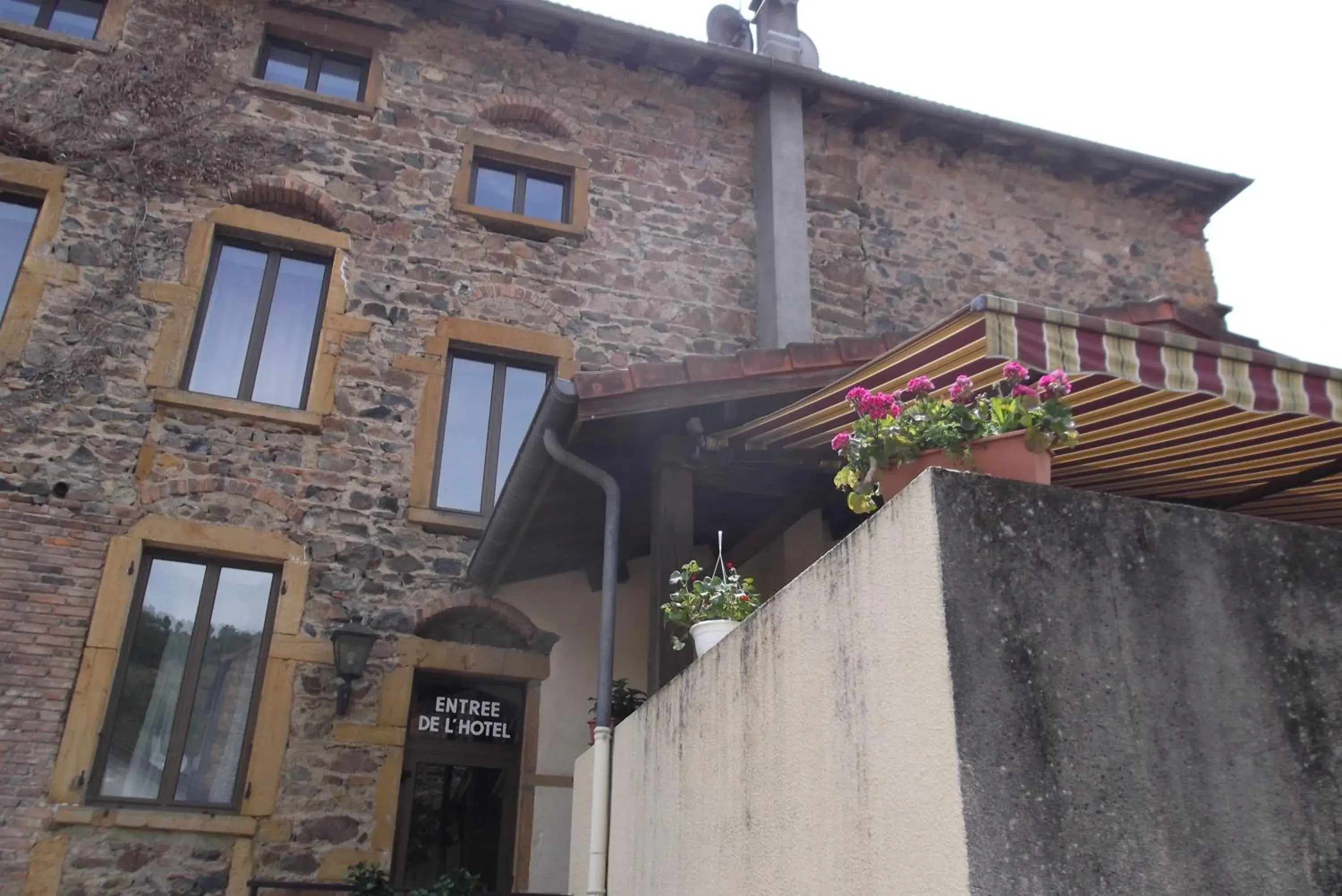 Property building in Logis Hôtel Le Saint Clément Property building in Logis Hôtel Le Saint Clément