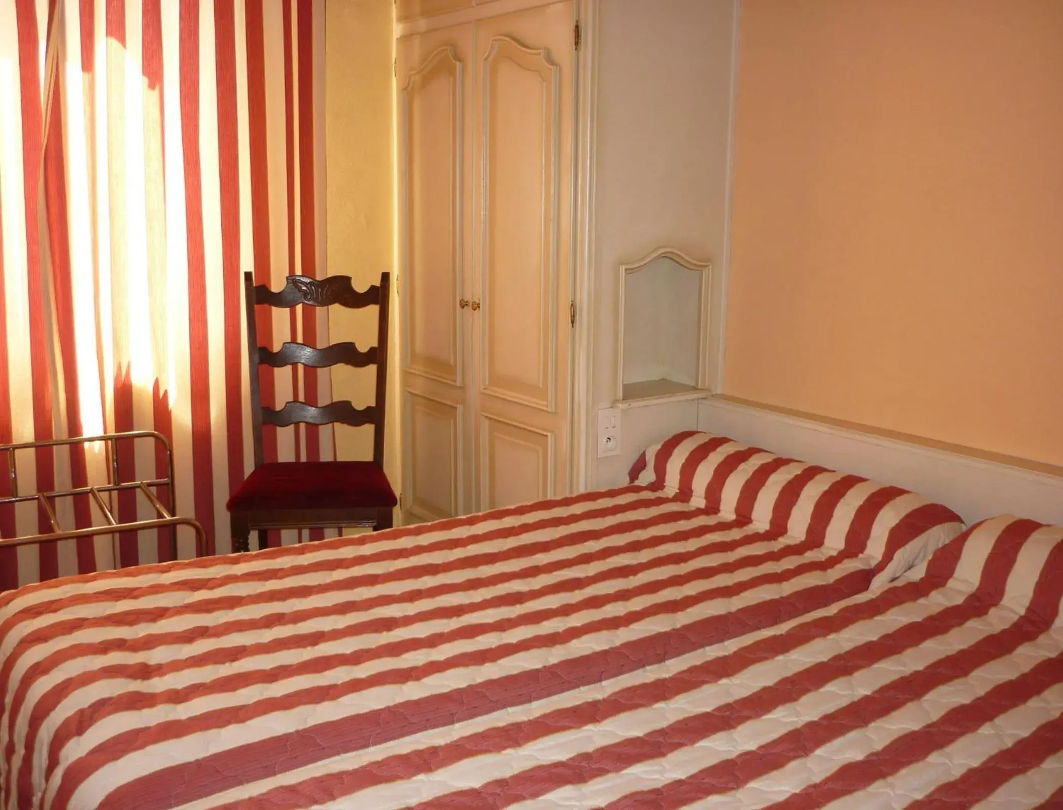 Bed in Logis-Cit'Hôtel des Vosges 5 rue de la gare Bed in Logis-Cit'Hôtel des Vosges 5 rue de la gare