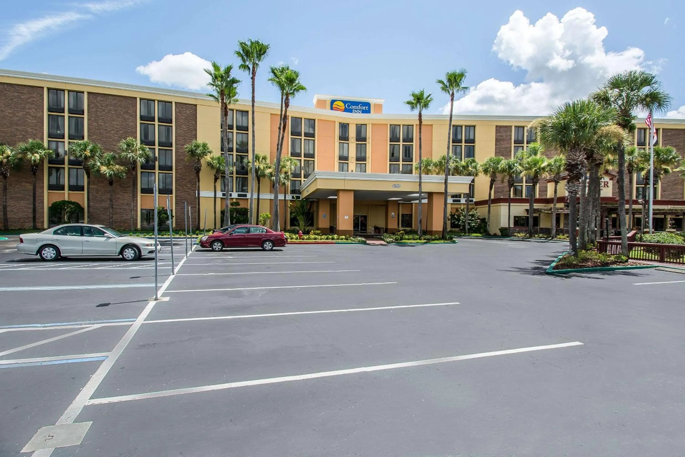 Property building in Comfort Inn & Suites Kissimmee by the Parks