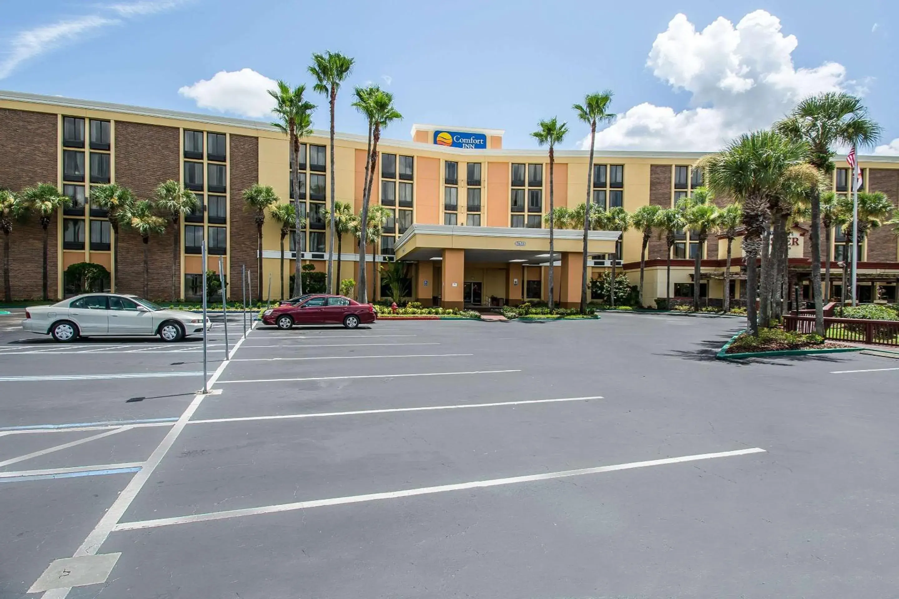 Property building in Comfort Inn & Suites Kissimmee by the Parks Property building in Comfort Inn & Suites Kissimmee by the Parks