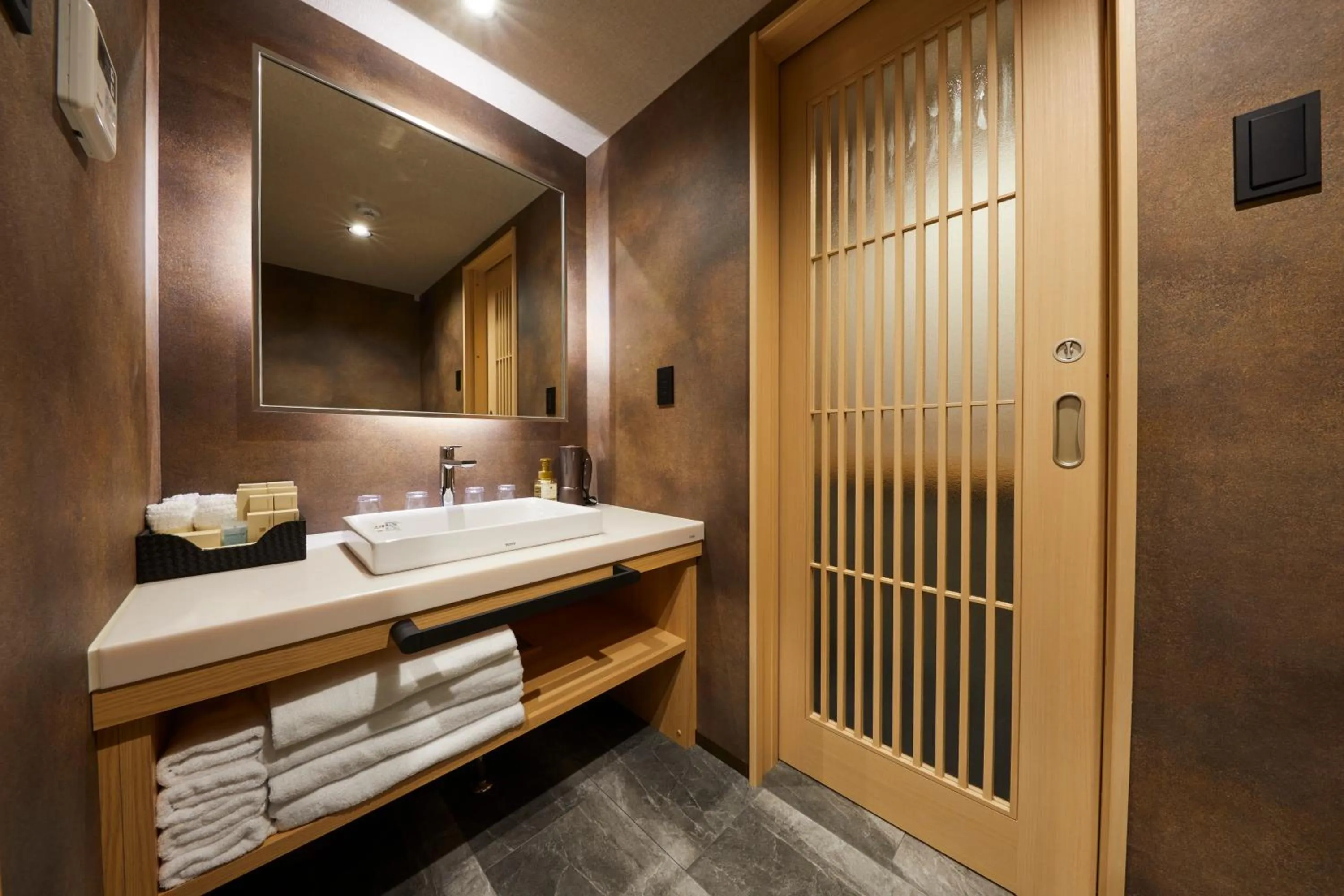 Bathroom, Bed in Rinn Shijo Nishinotoin