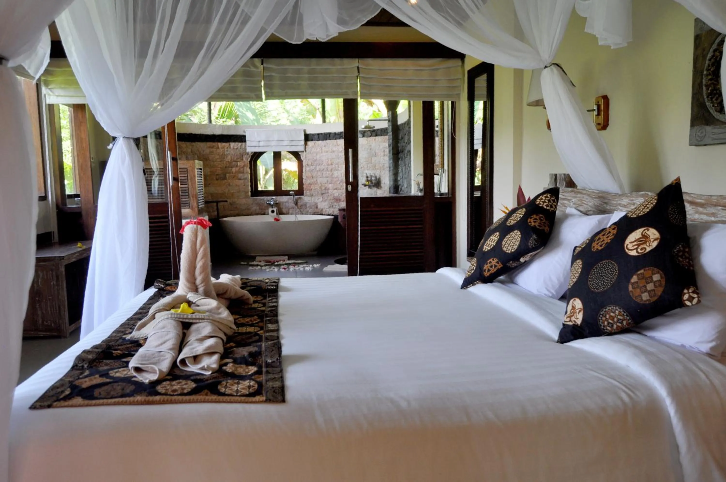 Photo of the whole room, Bed in Subak Tabola Villa