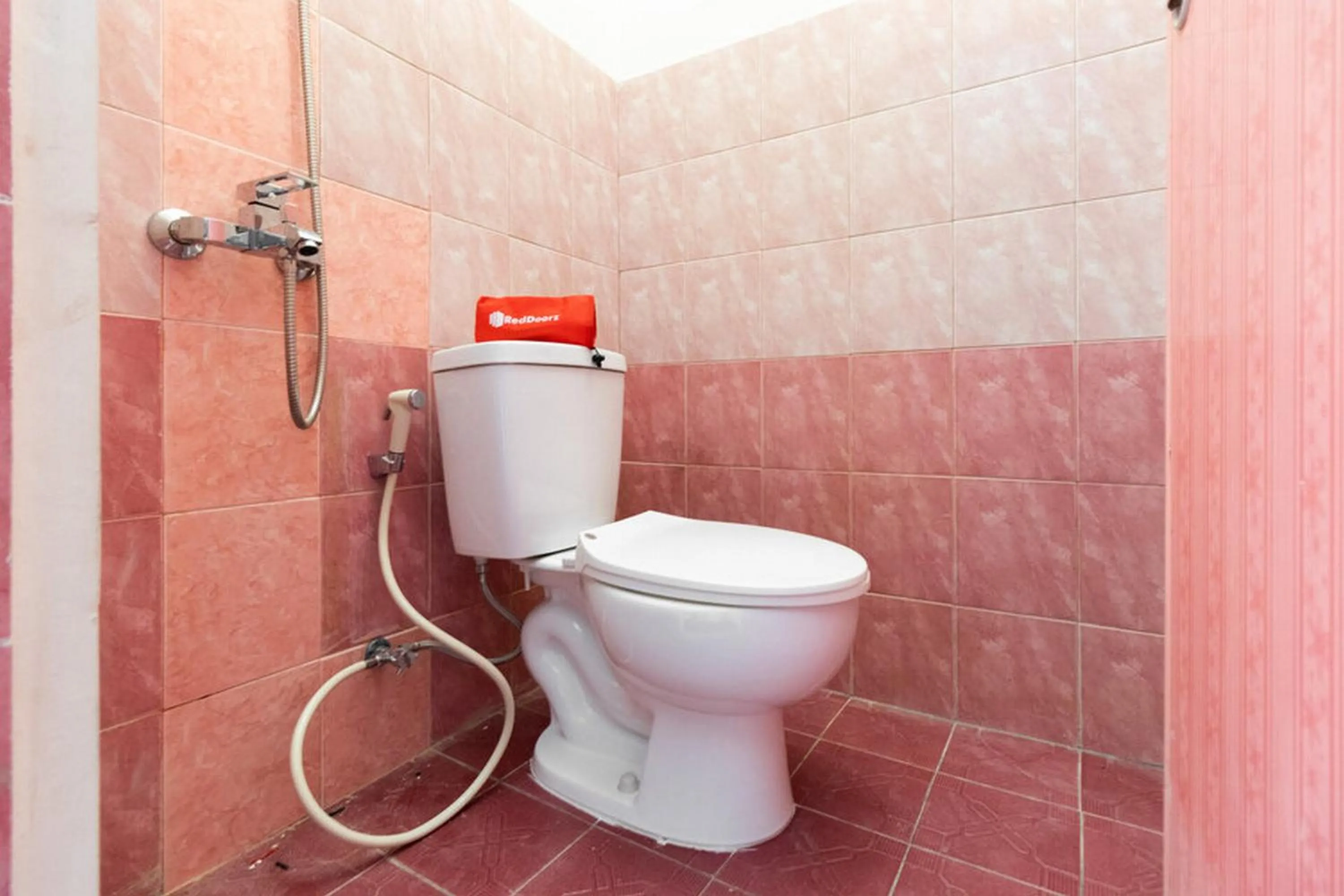 Bathroom in RedDoorz @ Jalan Dr Mansyur Medan 2