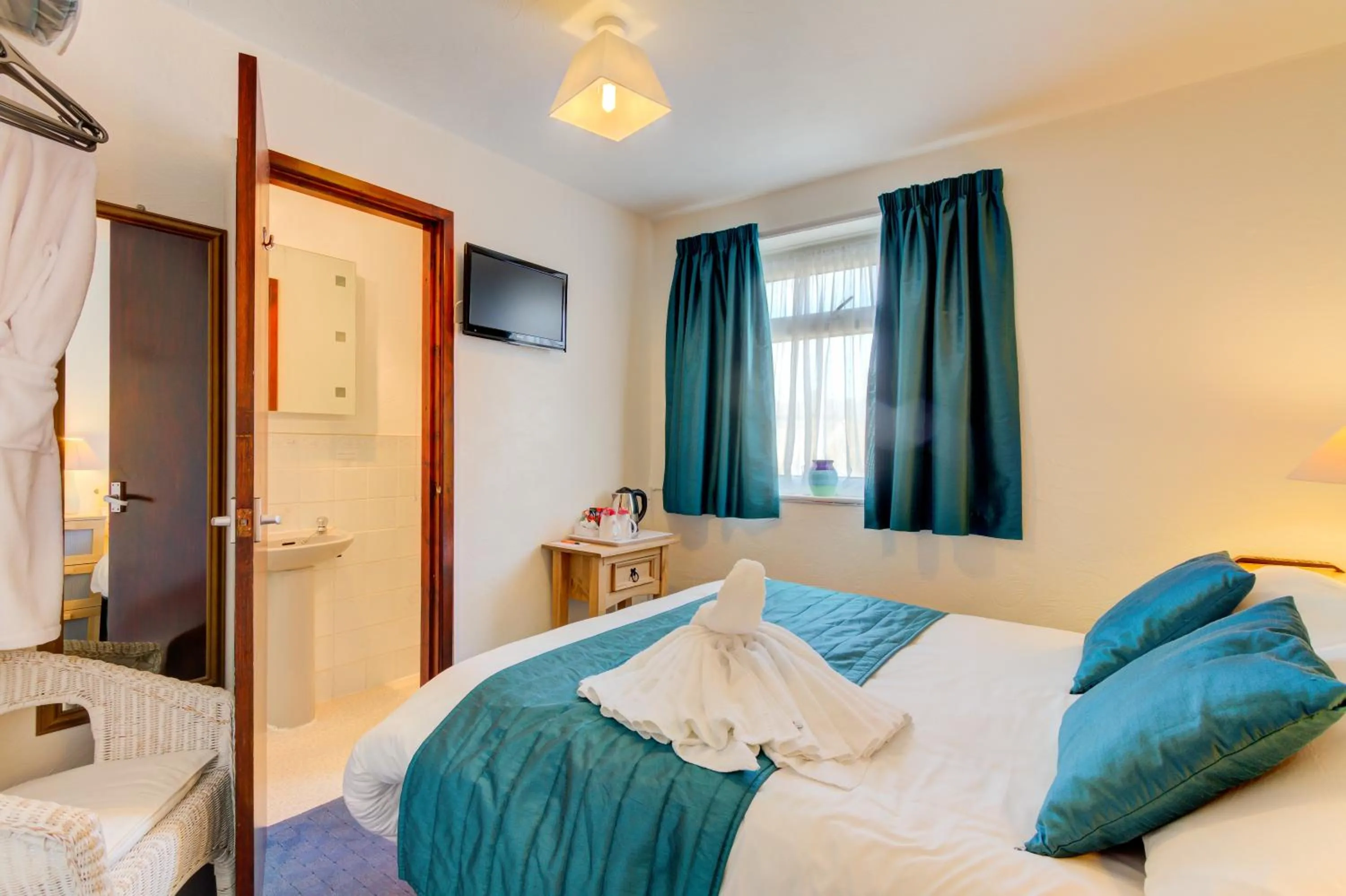 Bathroom, Bed in The Strathdon