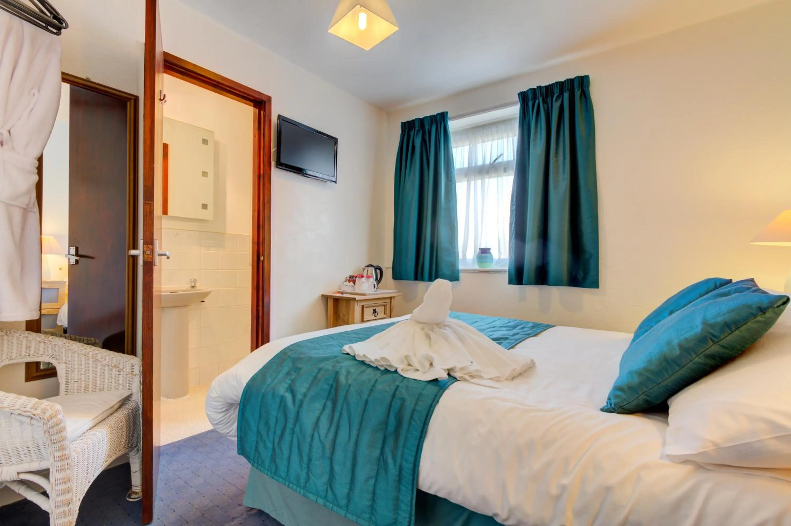 Bathroom, Bed in The Strathdon